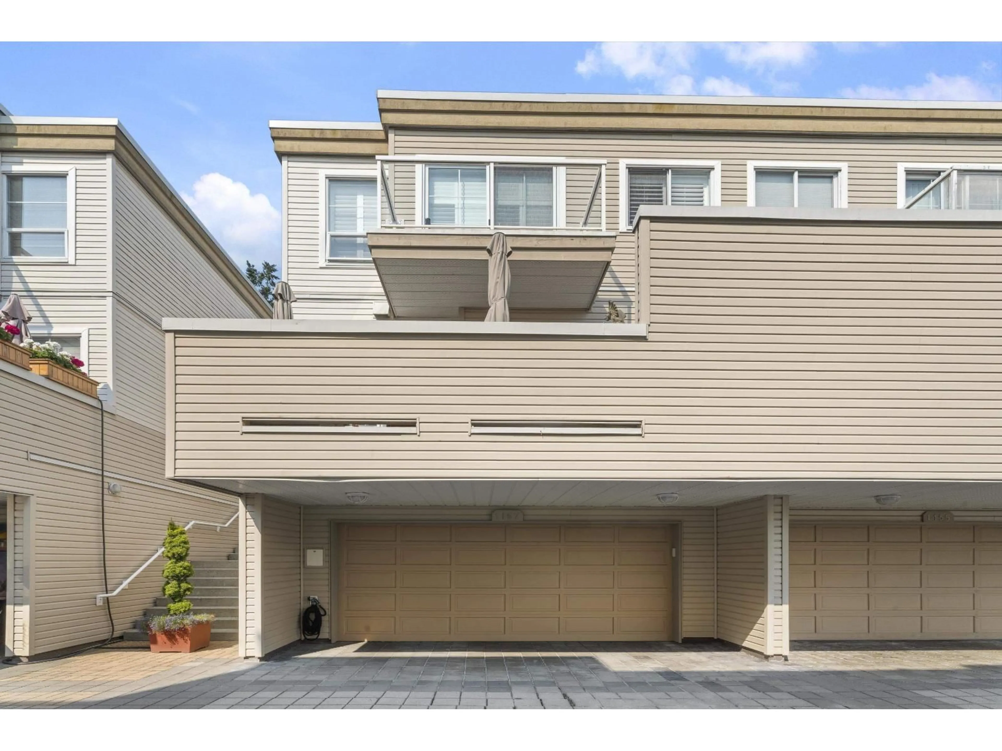 Home with vinyl exterior material, street for 1157 VIDAL, White Rock British Columbia V4B3T4