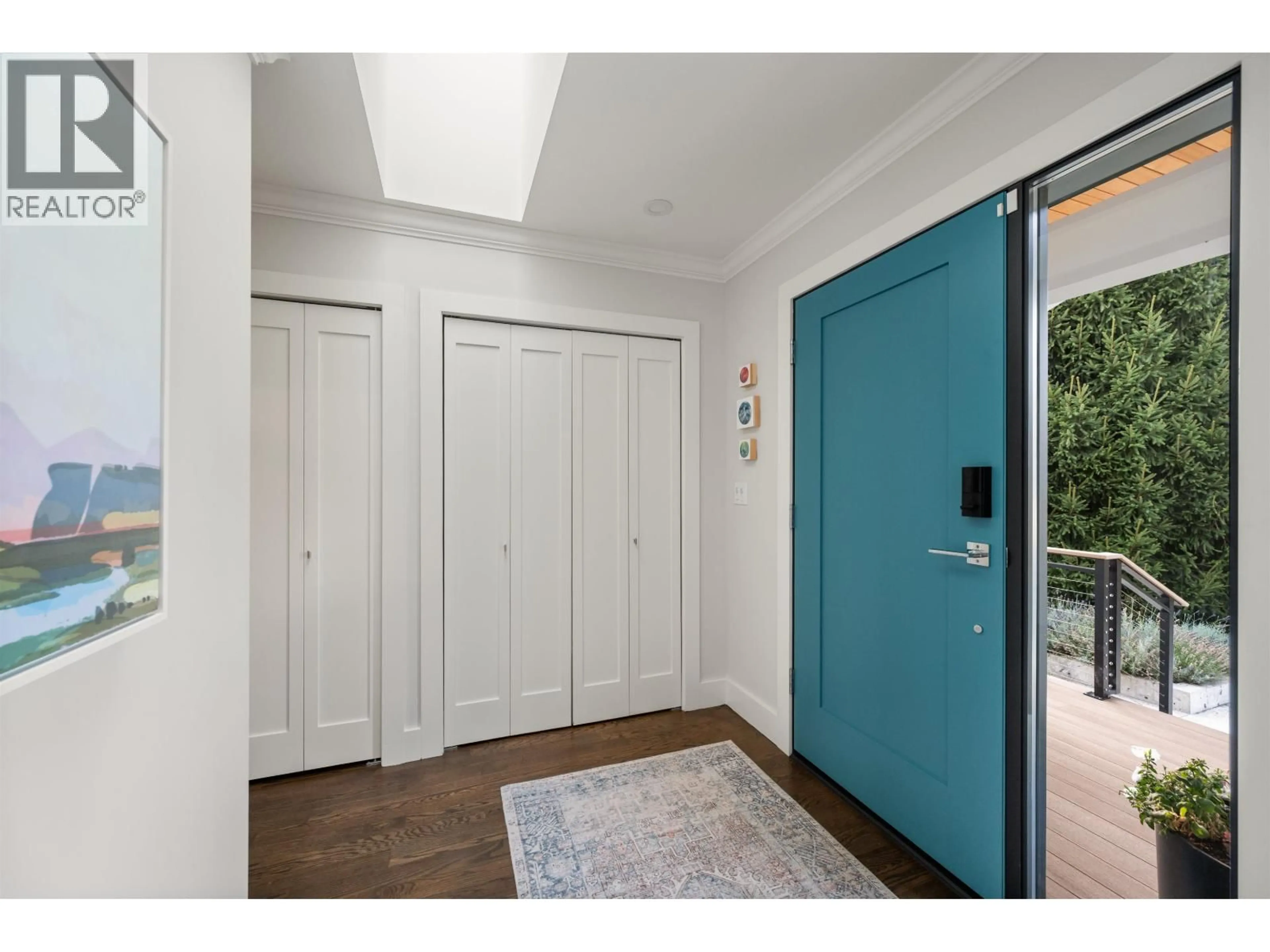 Indoor entryway for 995 CALVERHALL STREET, North Vancouver British Columbia V7L1Y1