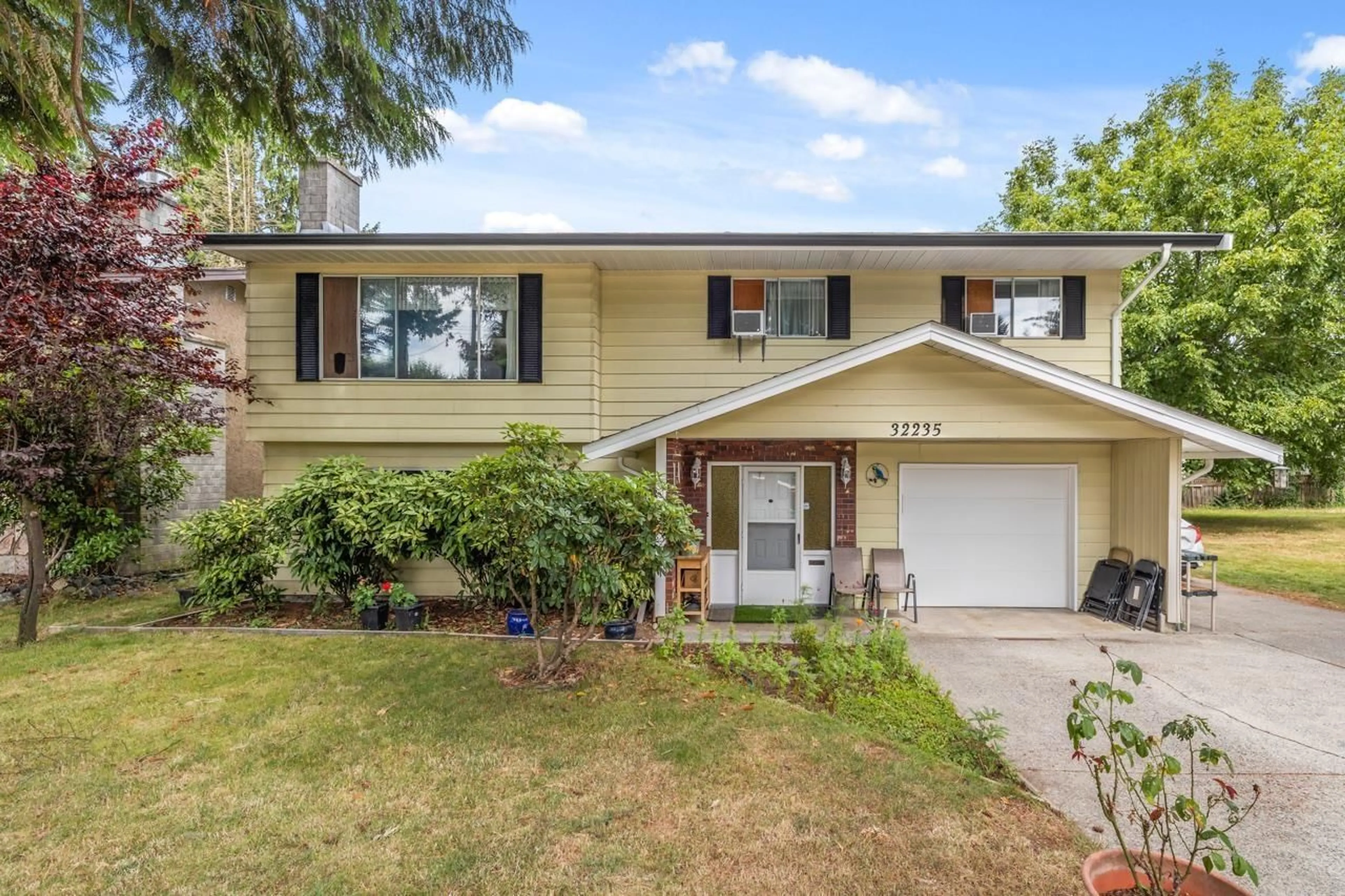 Home with vinyl exterior material, street for 32235 MARSHALL, Abbotsford British Columbia V2T1A5