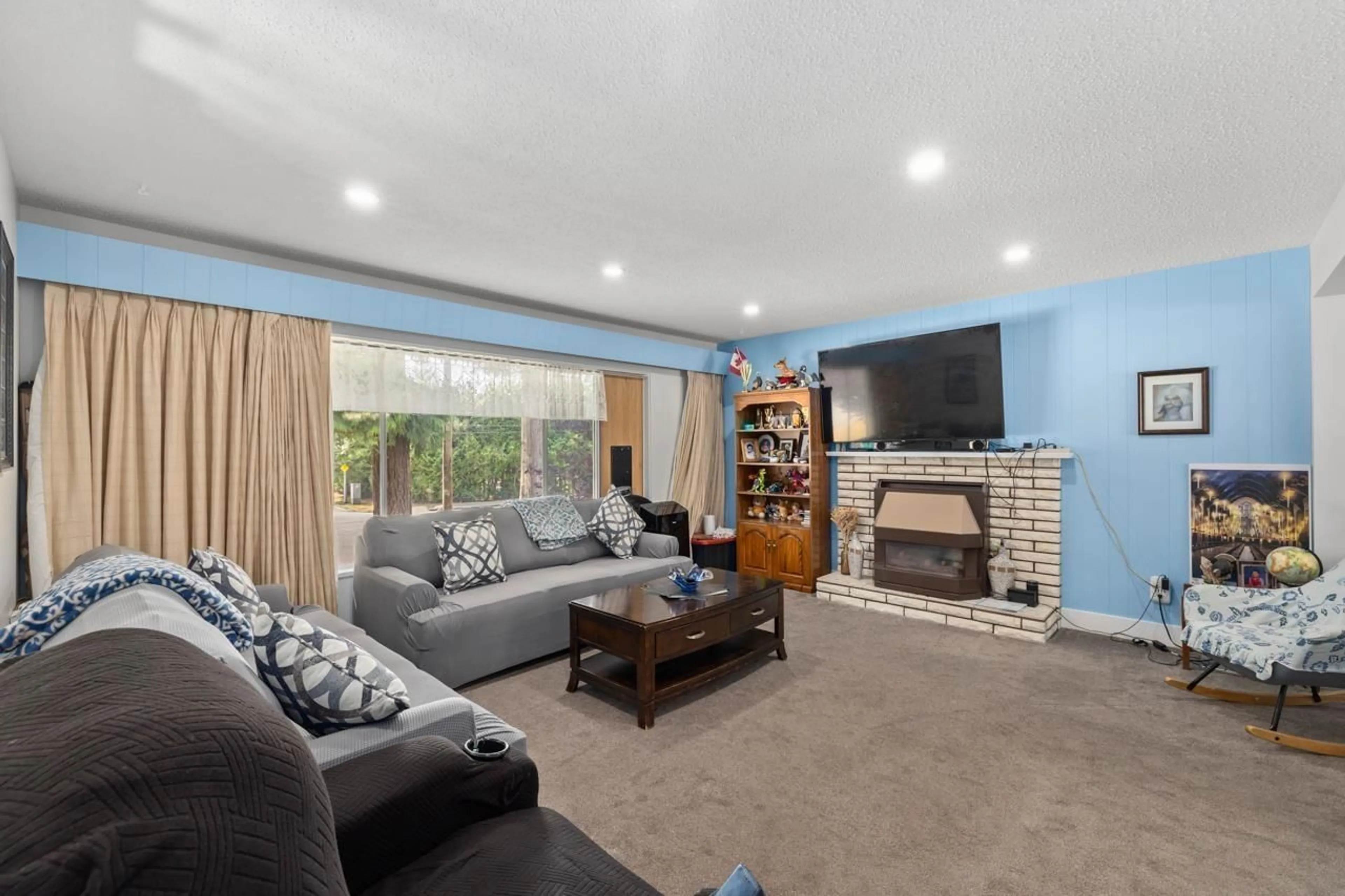 Living room with furniture, unknown for 32235 MARSHALL, Abbotsford British Columbia V2T1A5