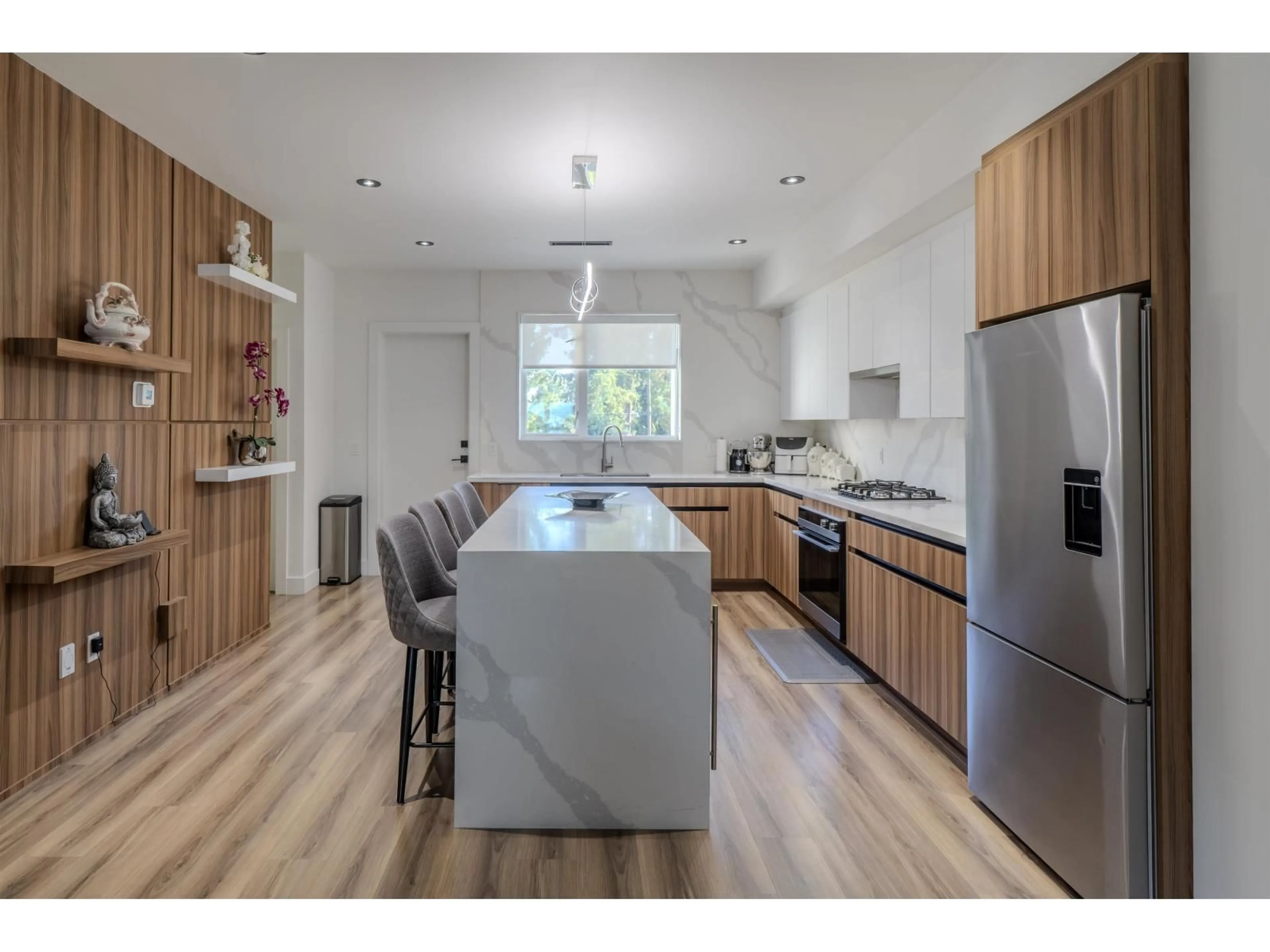 Open concept kitchen, wood/laminate floor for 15 - 5858 132, Surrey British Columbia V3X1N1