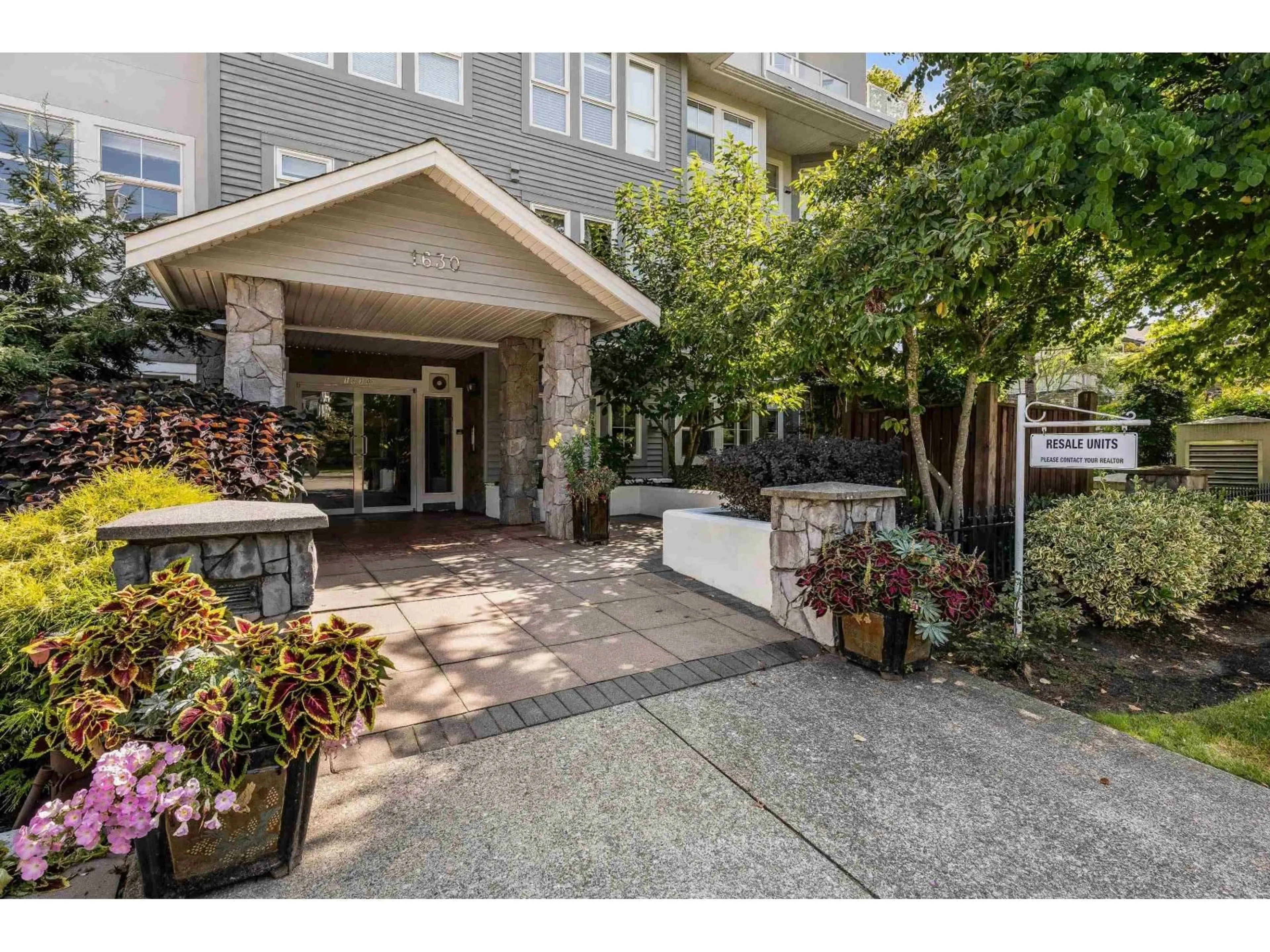 Indoor foyer for 204 - 1630 154, Surrey British Columbia V4A9T3