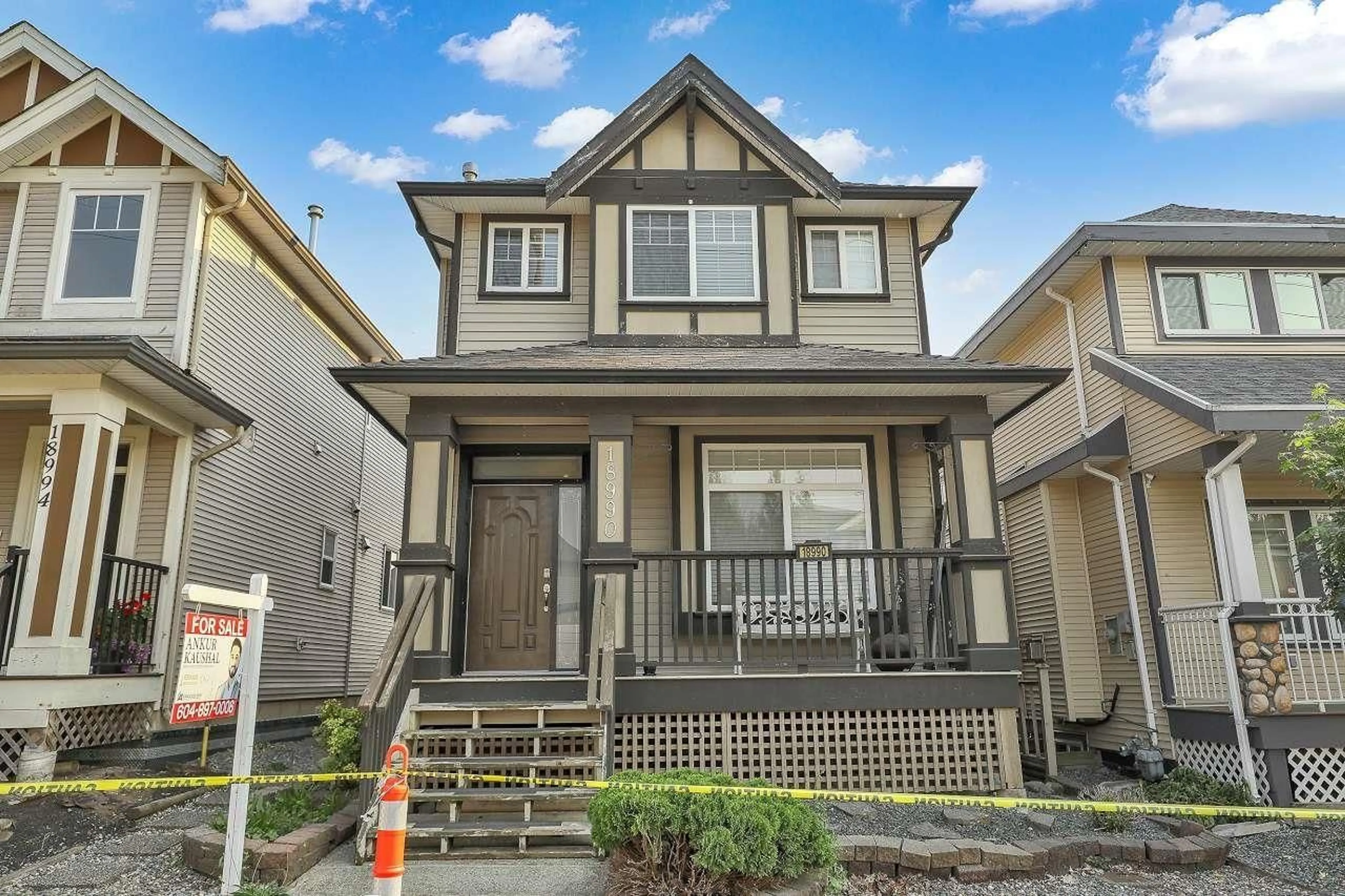 Home with vinyl exterior material, street for 18990 72, Surrey British Columbia V4N0A7