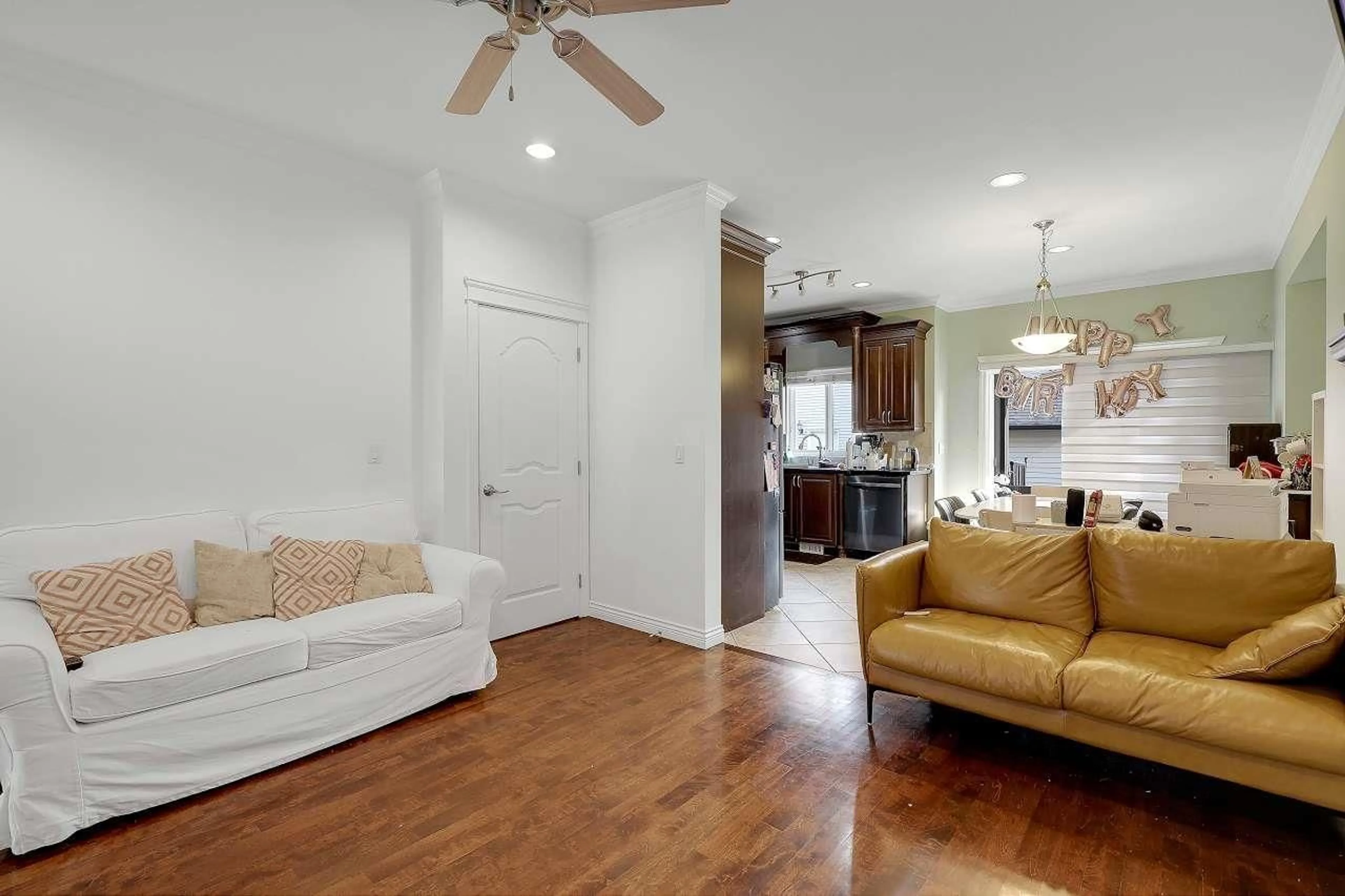 Living room with furniture, wood/laminate floor for 18990 72, Surrey British Columbia V4N0A7