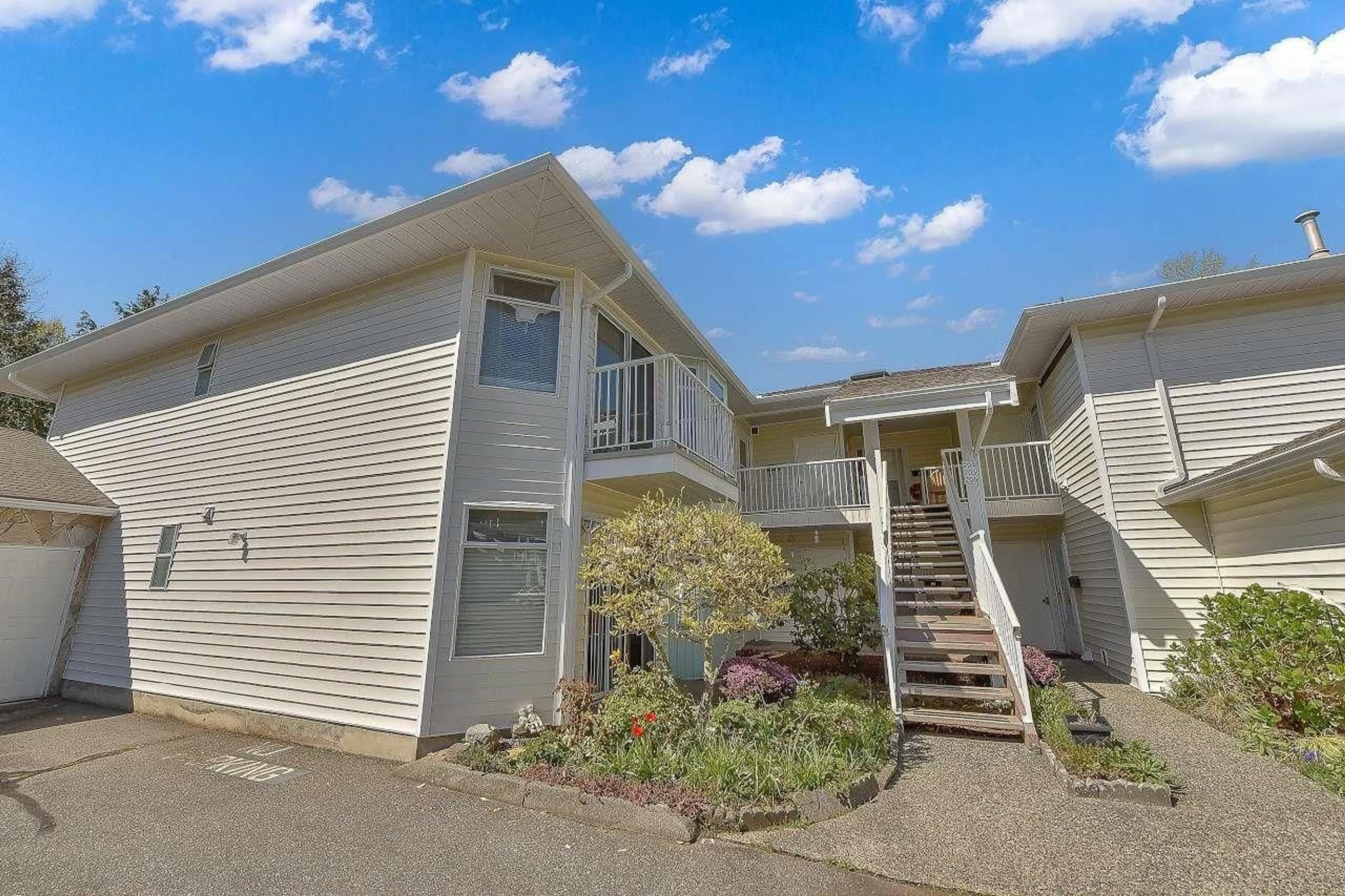 Unknown for 204 - 7156 121, Surrey British Columbia V3W0J6