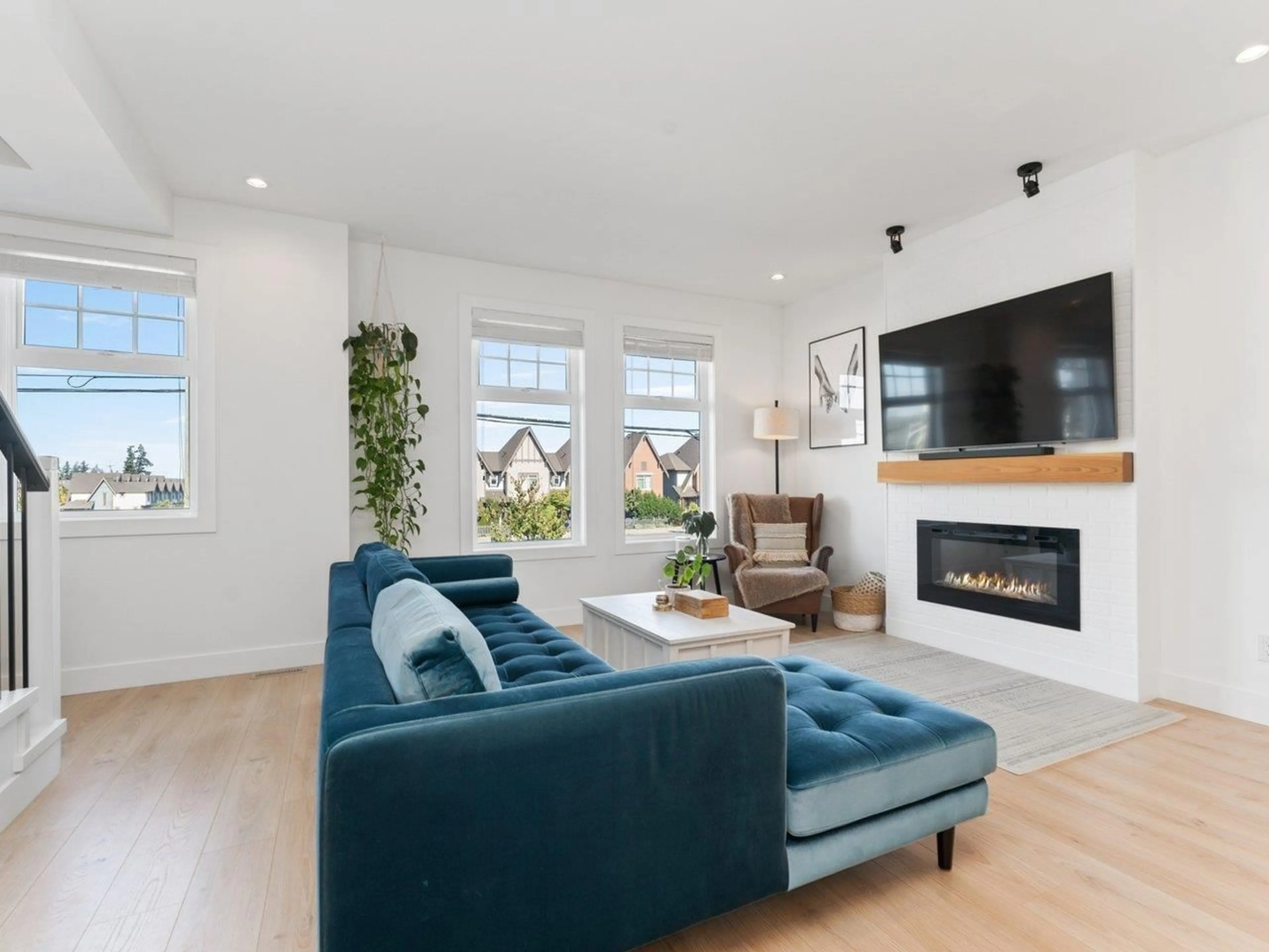 Living room with furniture, unknown for 31 - 16467 23A, Surrey British Columbia V3Z1E9