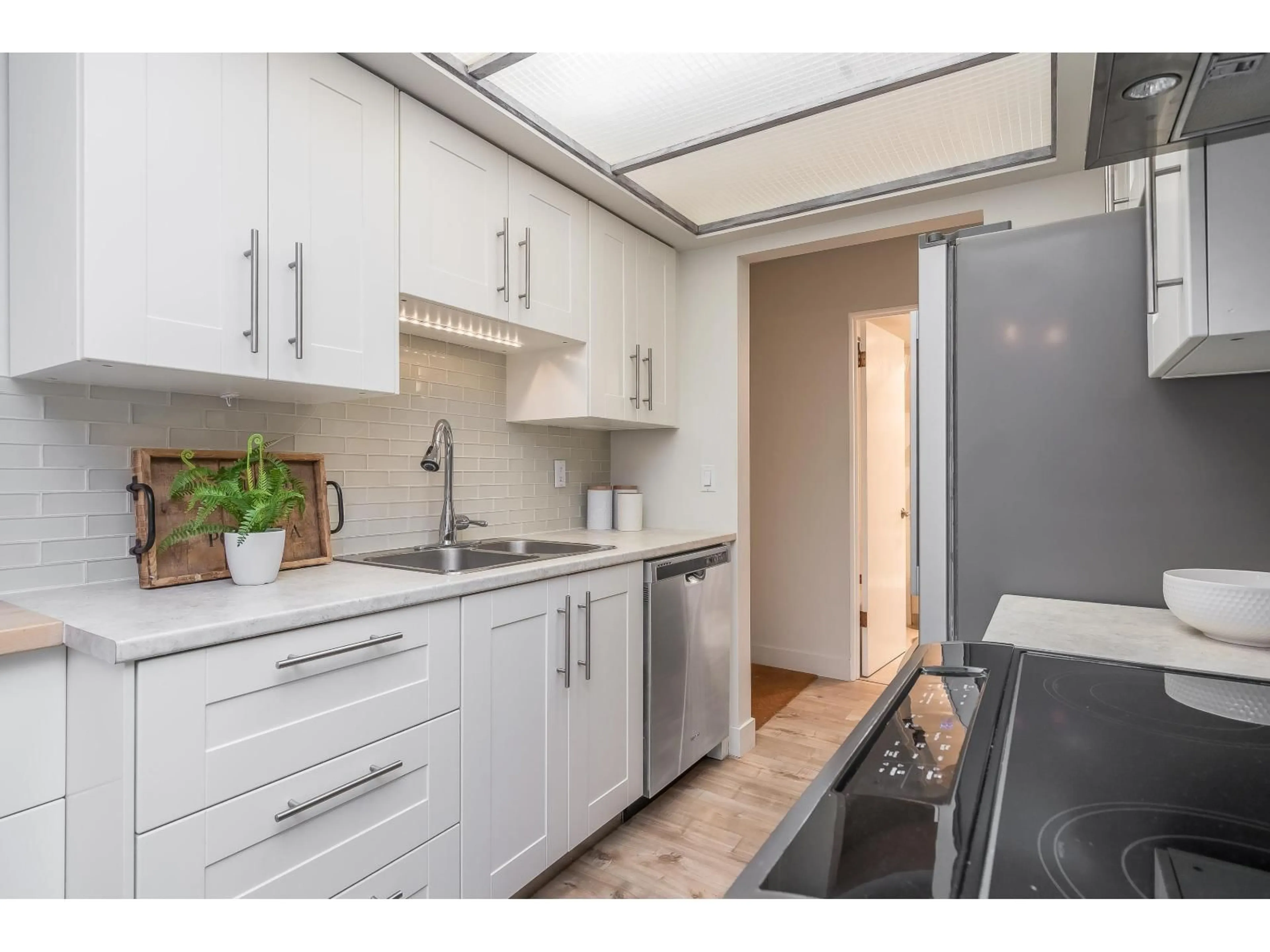Standard kitchen, unknown for 303 - 1360 MARTIN, White Rock British Columbia V4B3W5