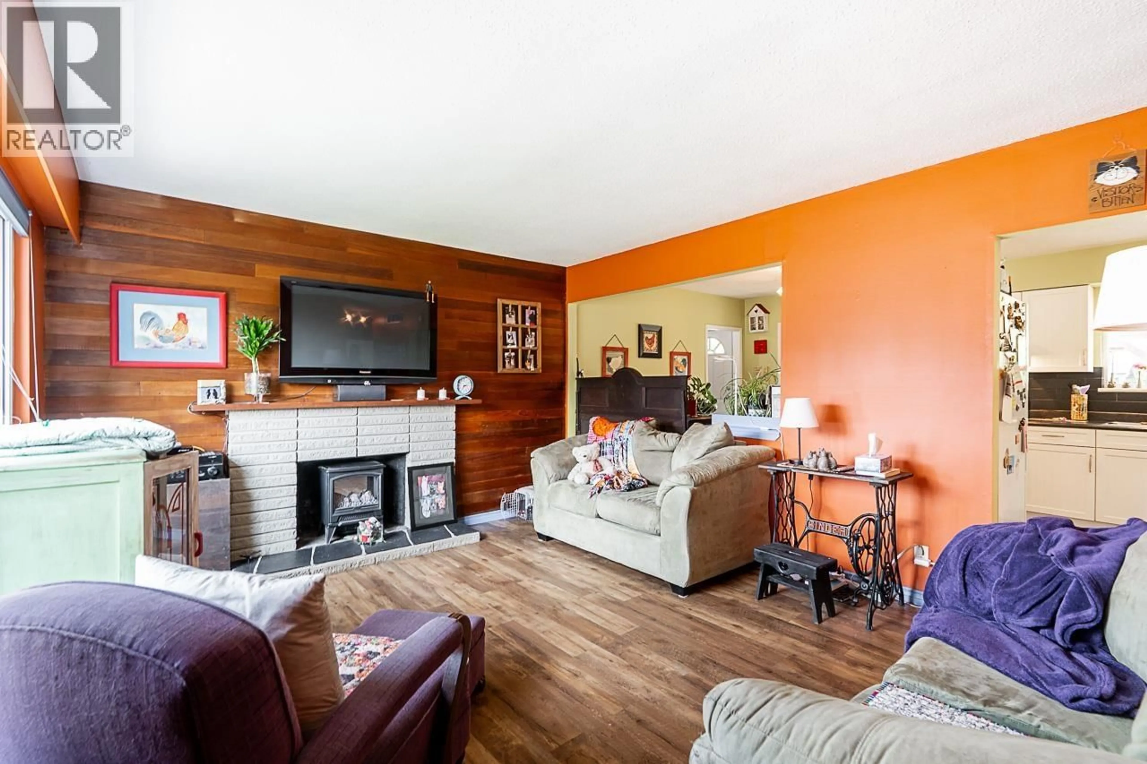 Living room with furniture, wood/laminate floor for 11620 210 STREET, Maple Ridge British Columbia V2X4Y1
