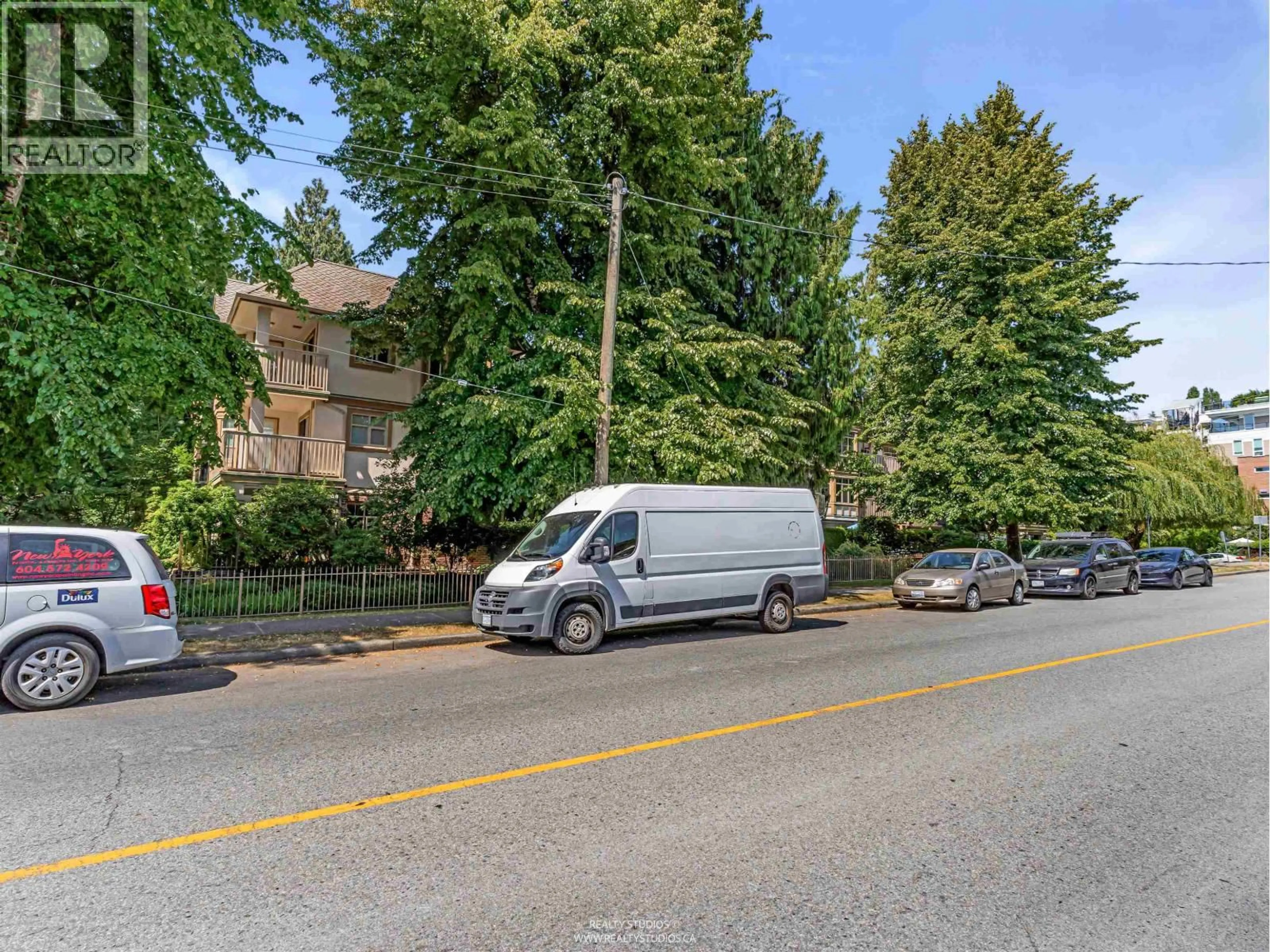 A pic from outside/outdoor area/front of a property/back of a property/a pic from drone, street for 413 - 2059 CHESTERFIELD AVENUE, North Vancouver British Columbia V7M2P4