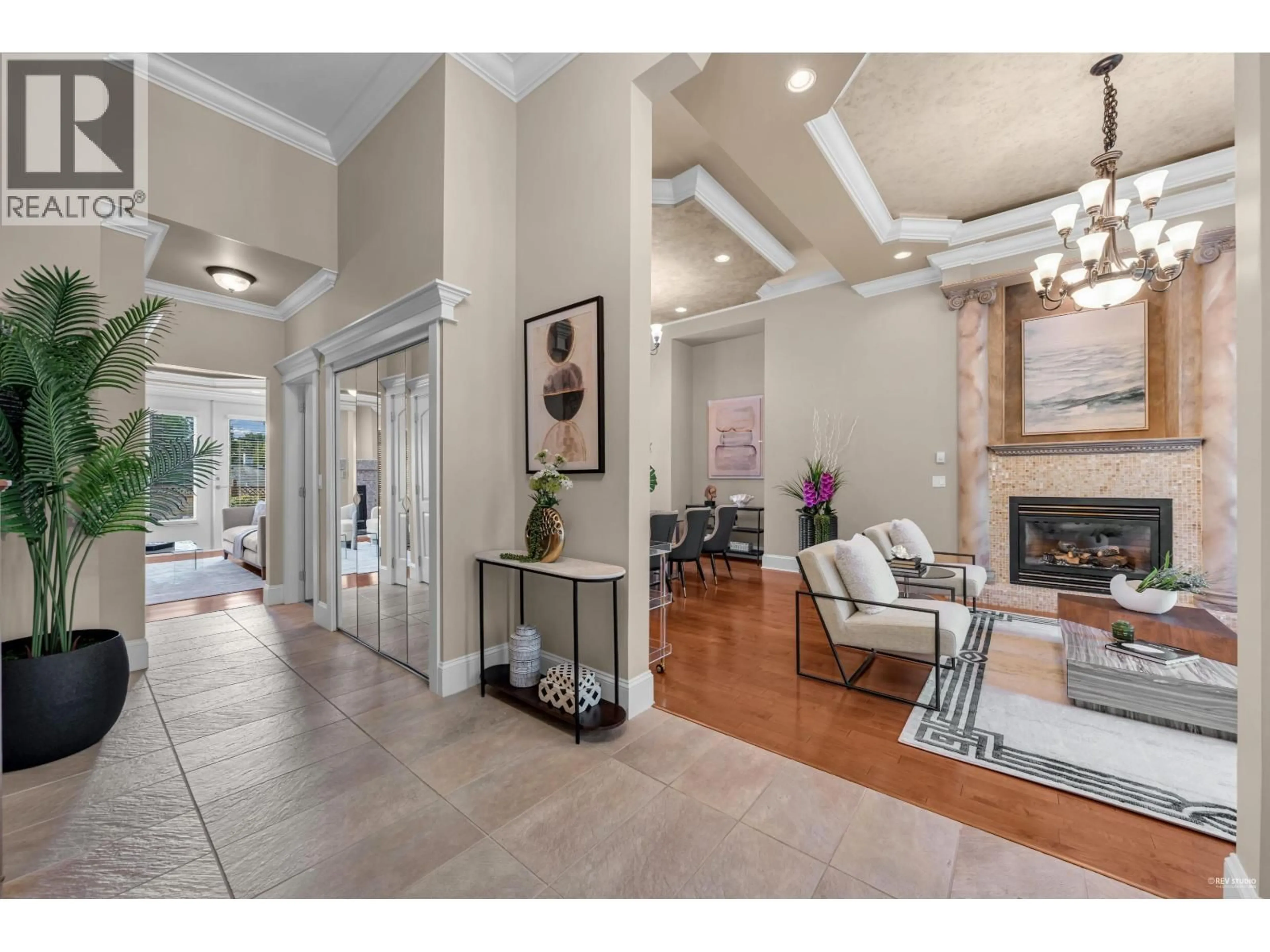 Indoor foyer for 843 CANYON BOULEVARD, North Vancouver British Columbia V7R2J7