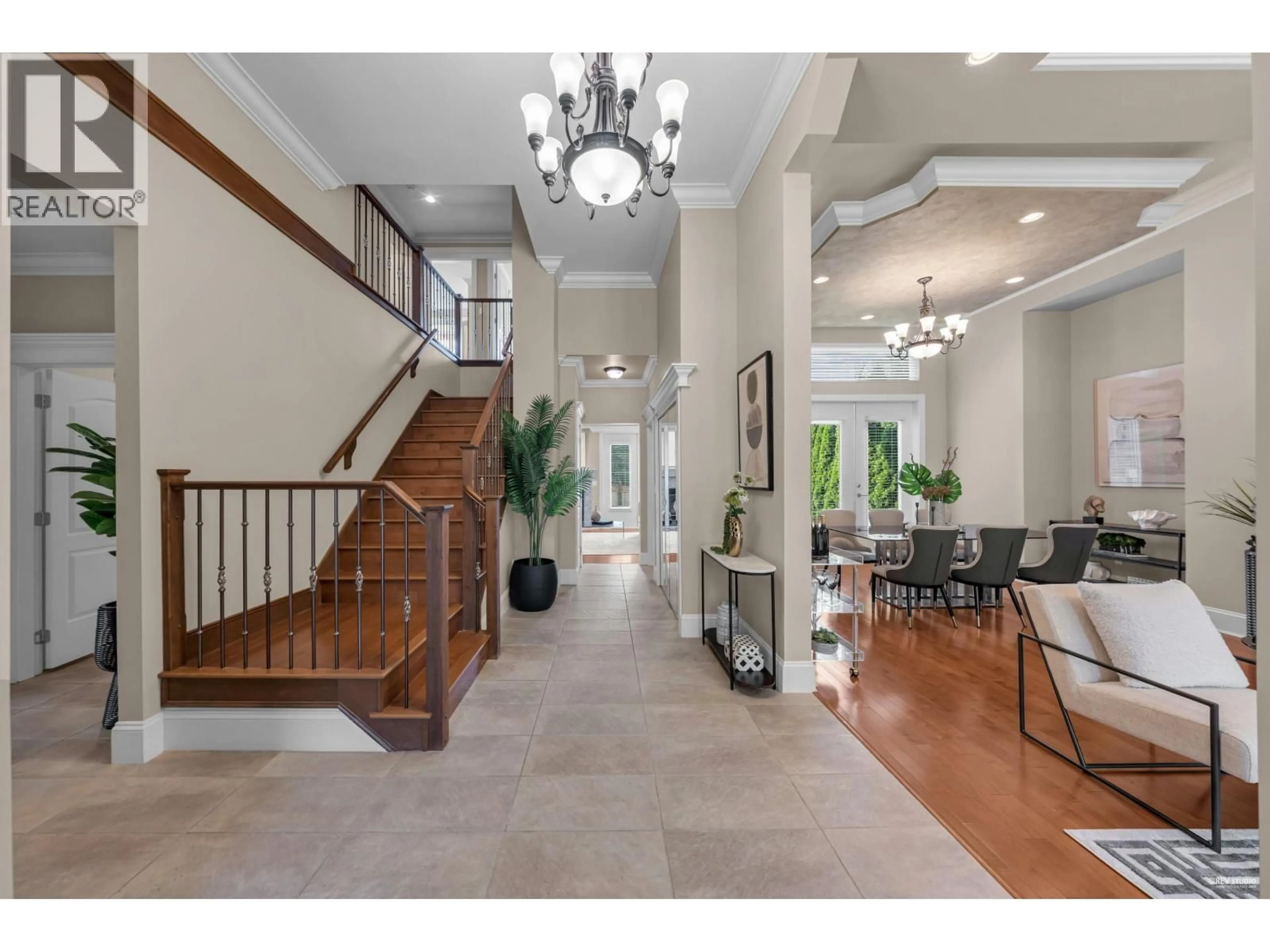 Indoor foyer for 843 CANYON BOULEVARD, North Vancouver British Columbia V7R2J7