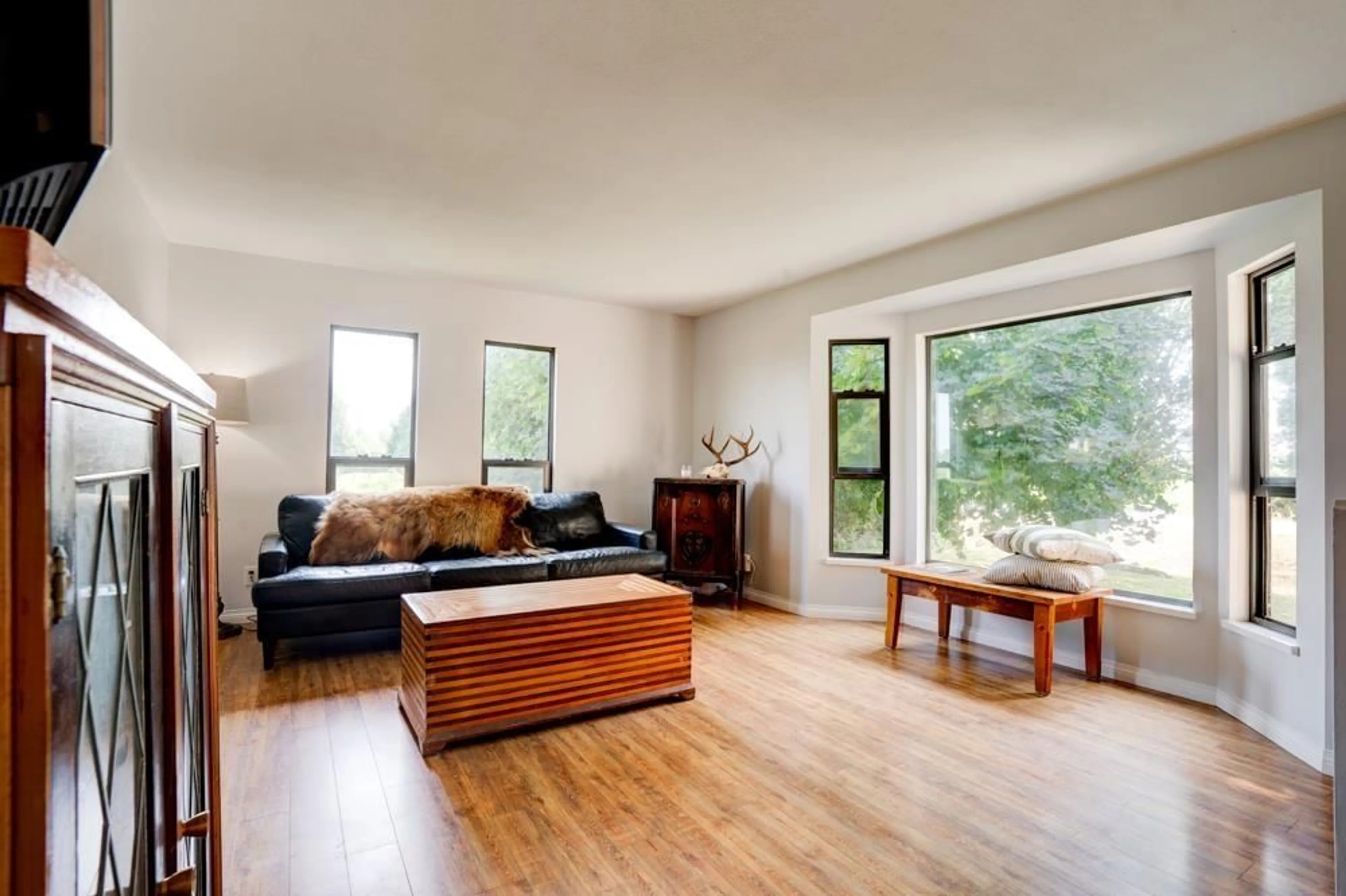 Living room with furniture, wood/laminate floor for 36707 MCKAMIE, Mission British Columbia V0M1H0