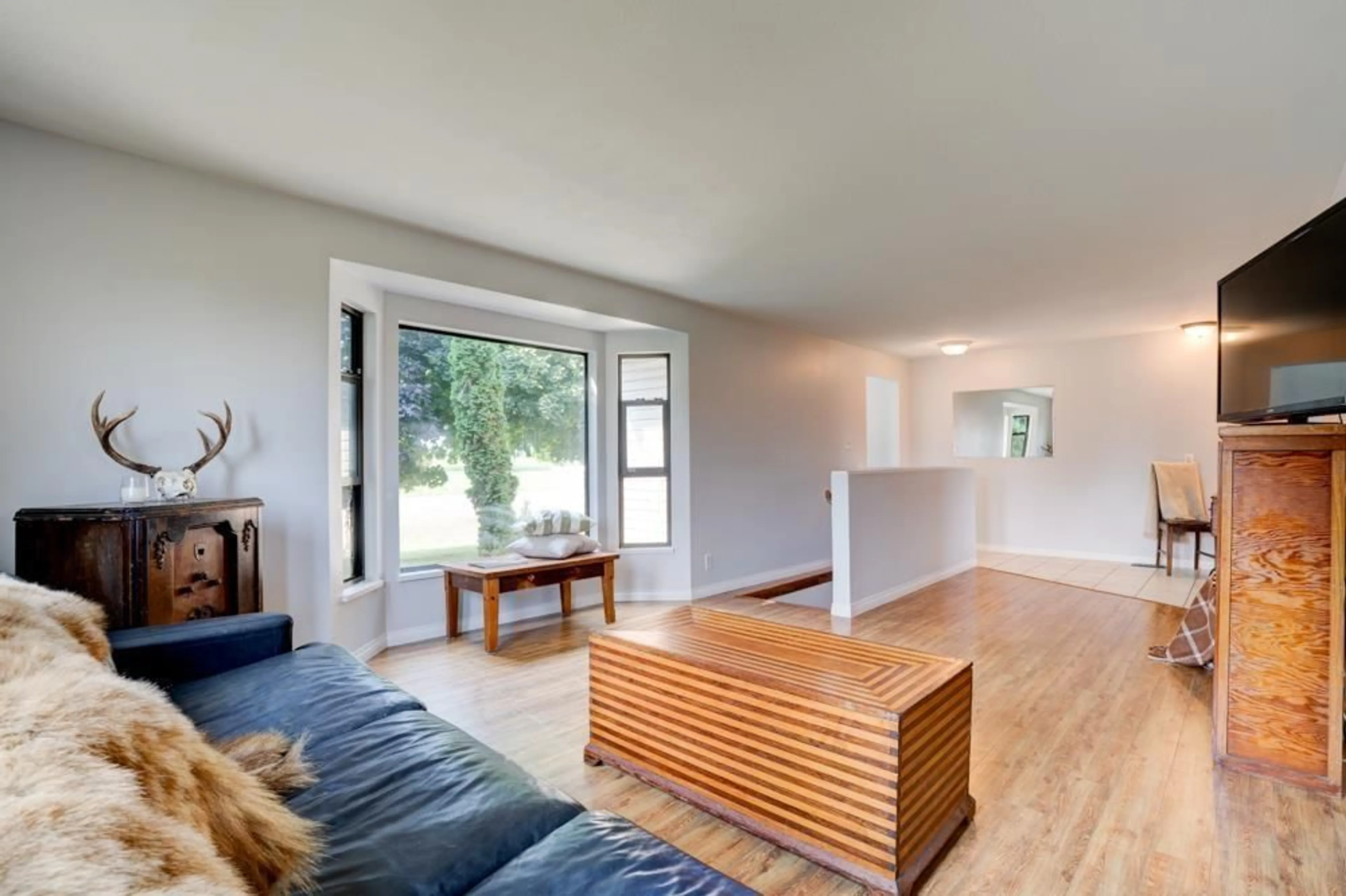 Living room with furniture, wood/laminate floor for 36707 MCKAMIE, Mission British Columbia V0M1H0