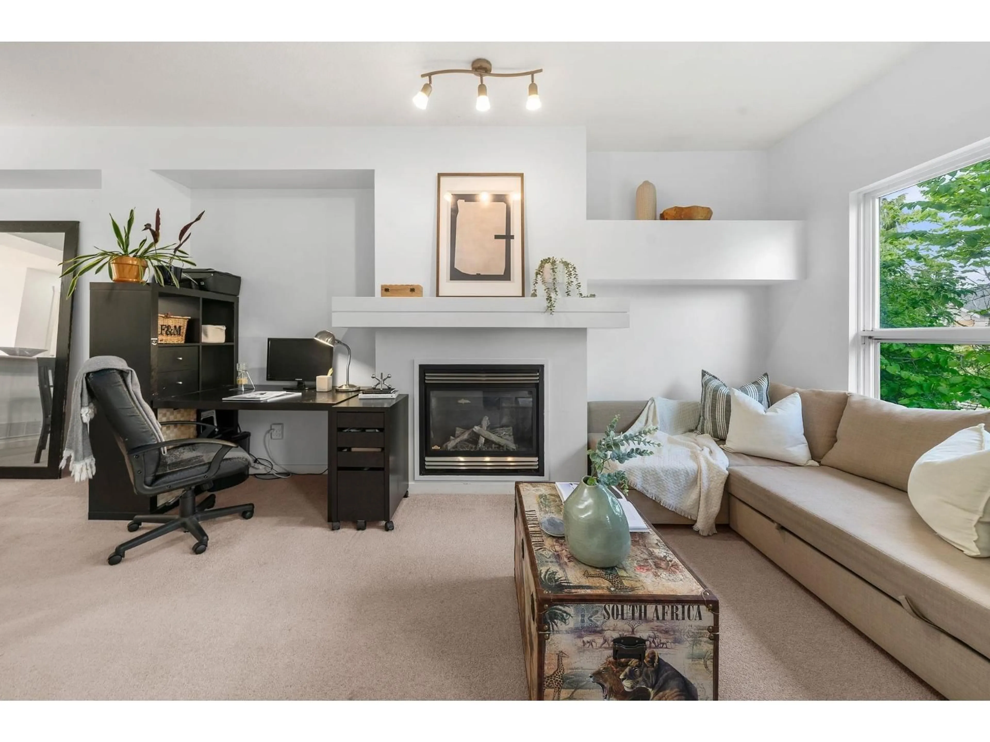 Living room with furniture, unknown for 10 - 15065 58, Surrey British Columbia V3S8Z5