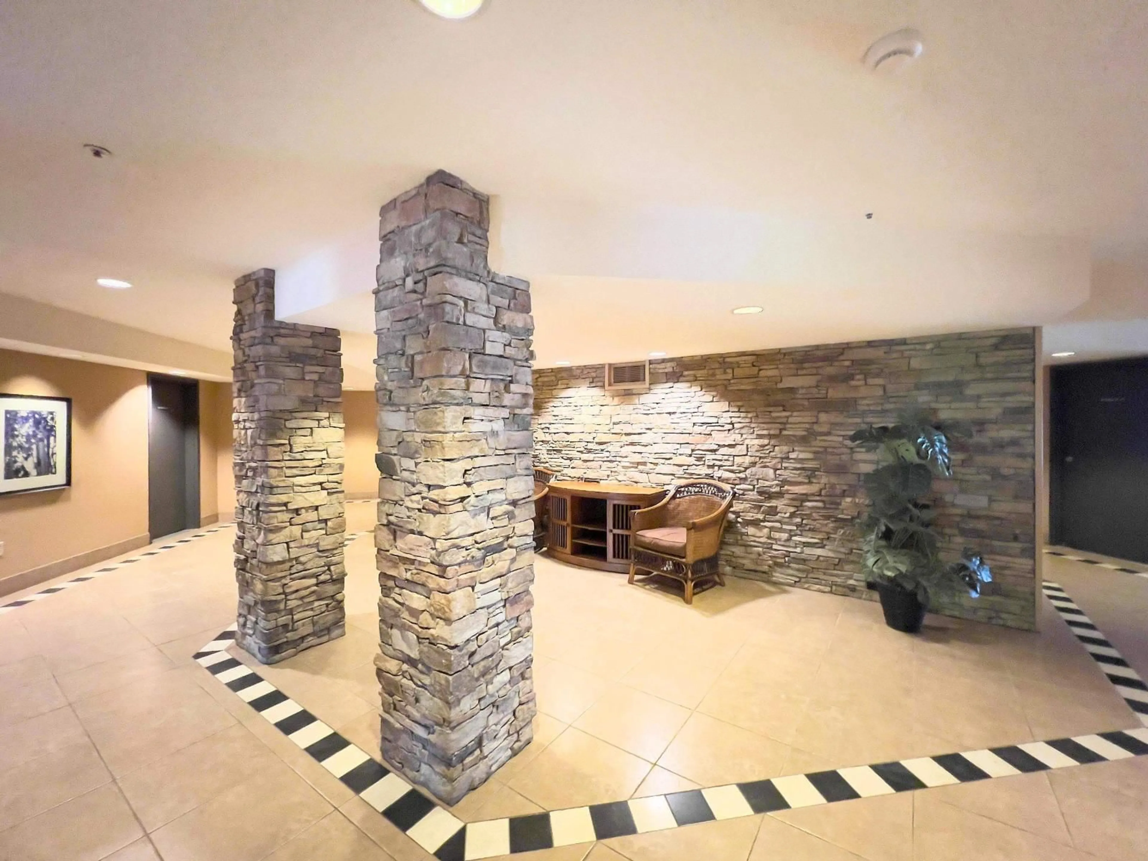 Lobby for 204 - 2700 MCCALLUM, Abbotsford British Columbia V2S6X9