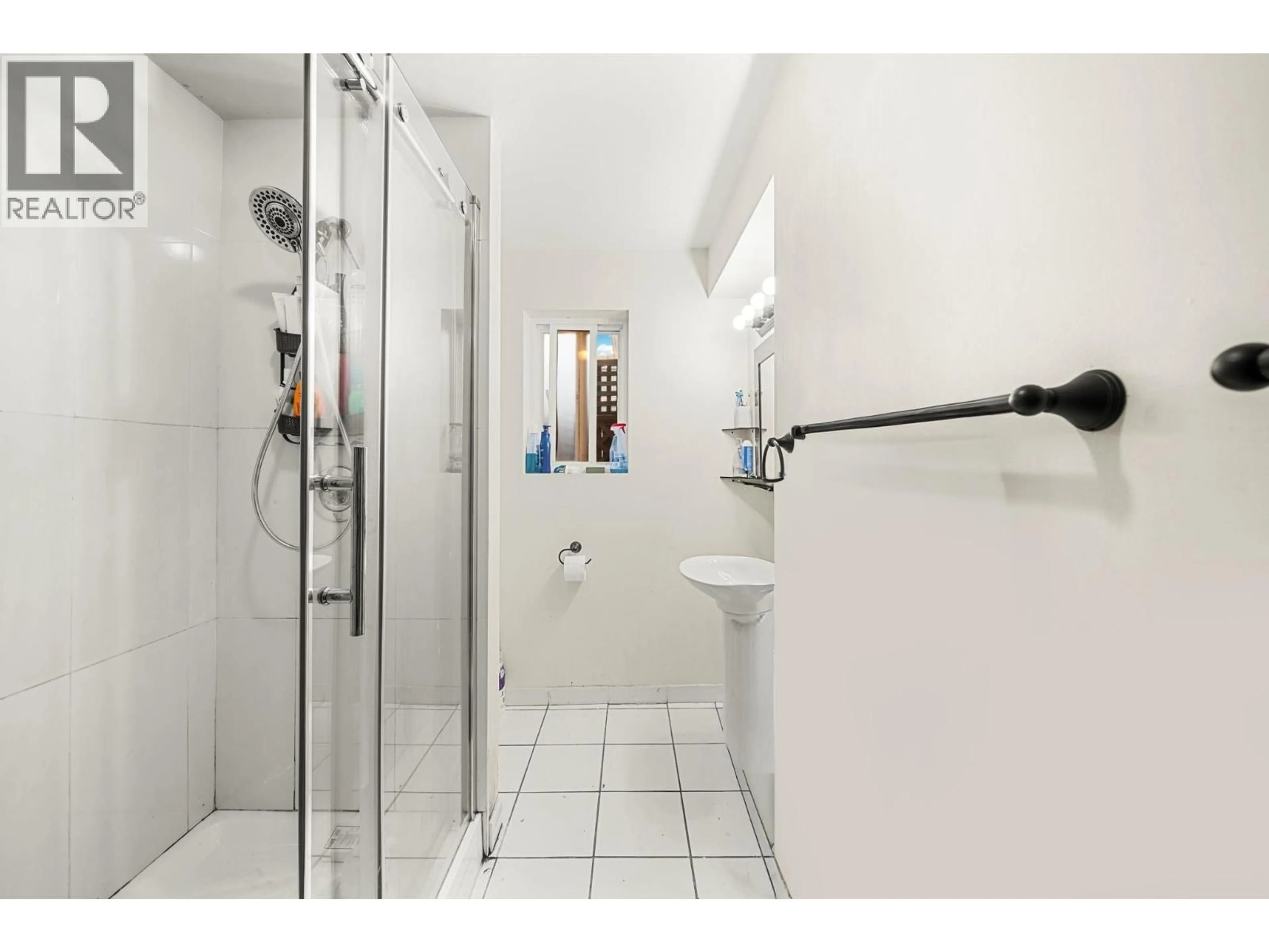 Standard bathroom, ceramic/tile floor for 2507 25TH AVENUE, Vancouver British Columbia V5R1H2
