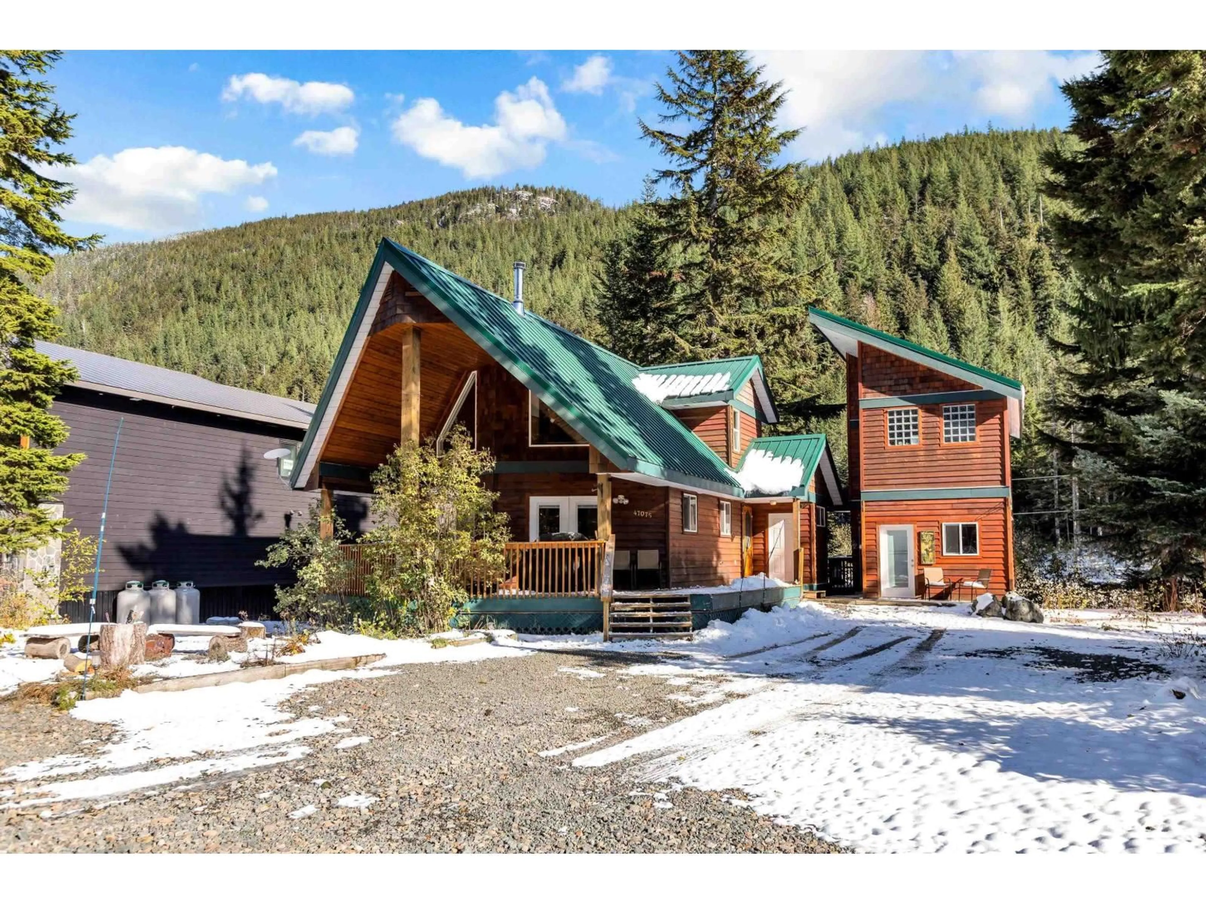 A pic from outside/outdoor area/front of a property/back of a property/a pic from drone, mountain view for 47075 SNOWMIST, Agassiz British Columbia V0M1A1