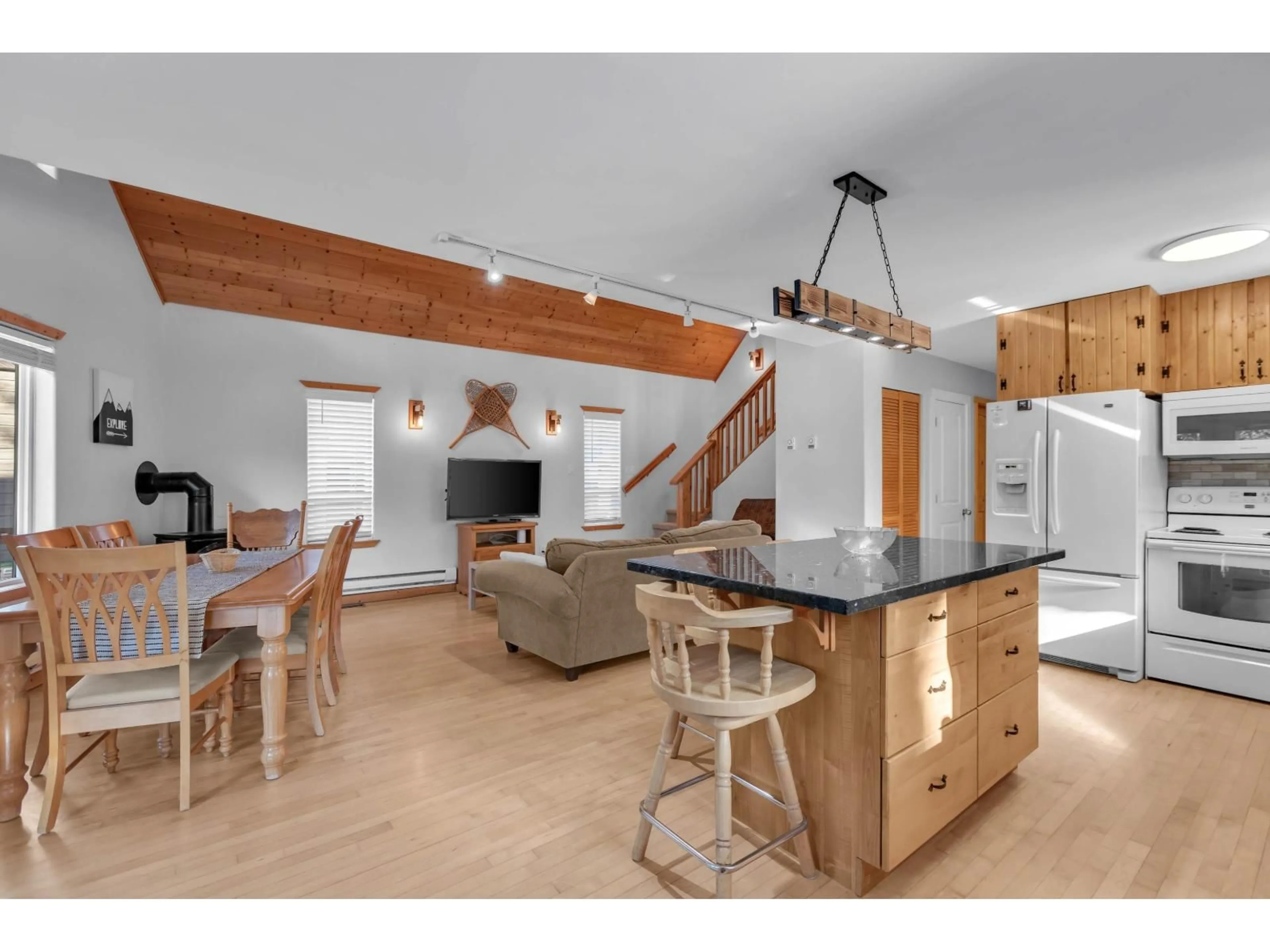 Open concept kitchen, unknown for 47075 SNOWMIST, Agassiz British Columbia V0M1A1
