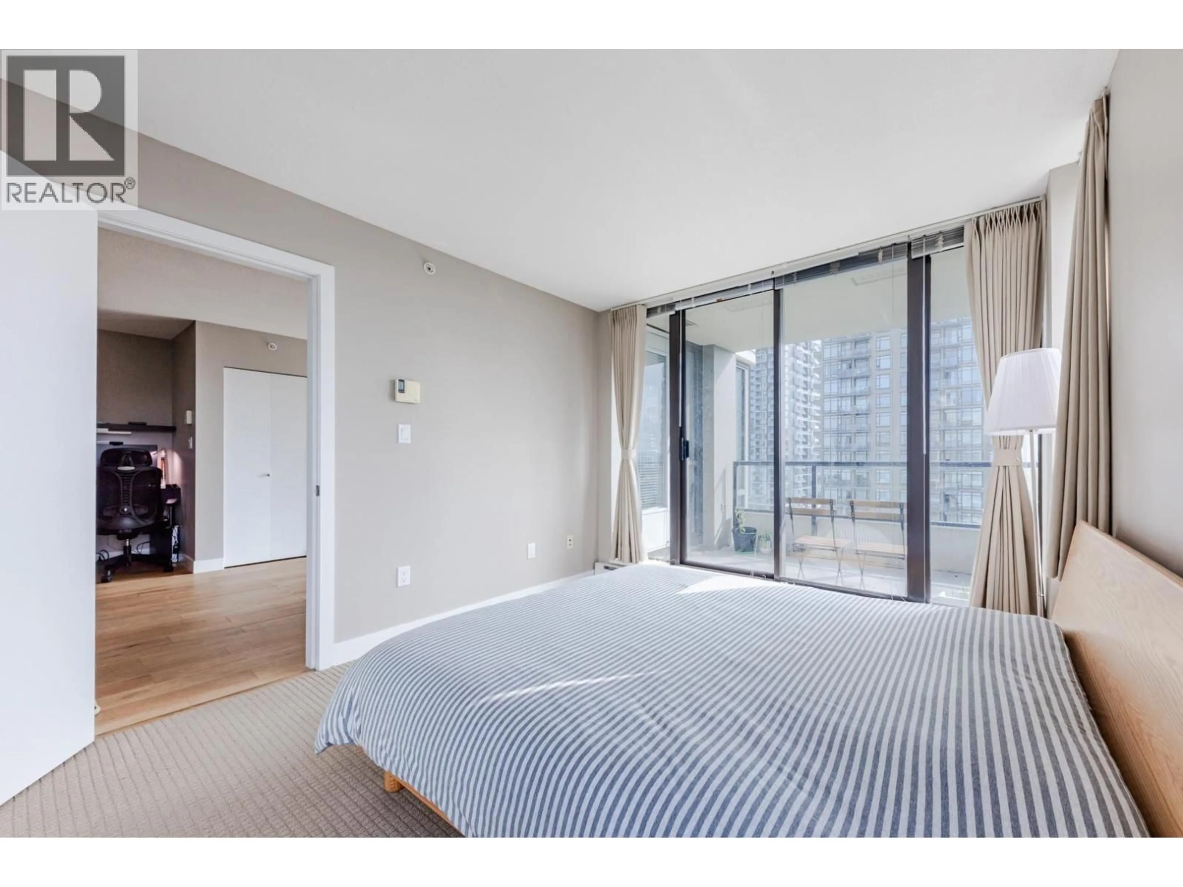 Bedroom with bed, unknown for 1602 - 4182 DAWSON STREET, Burnaby British Columbia V5C0A2