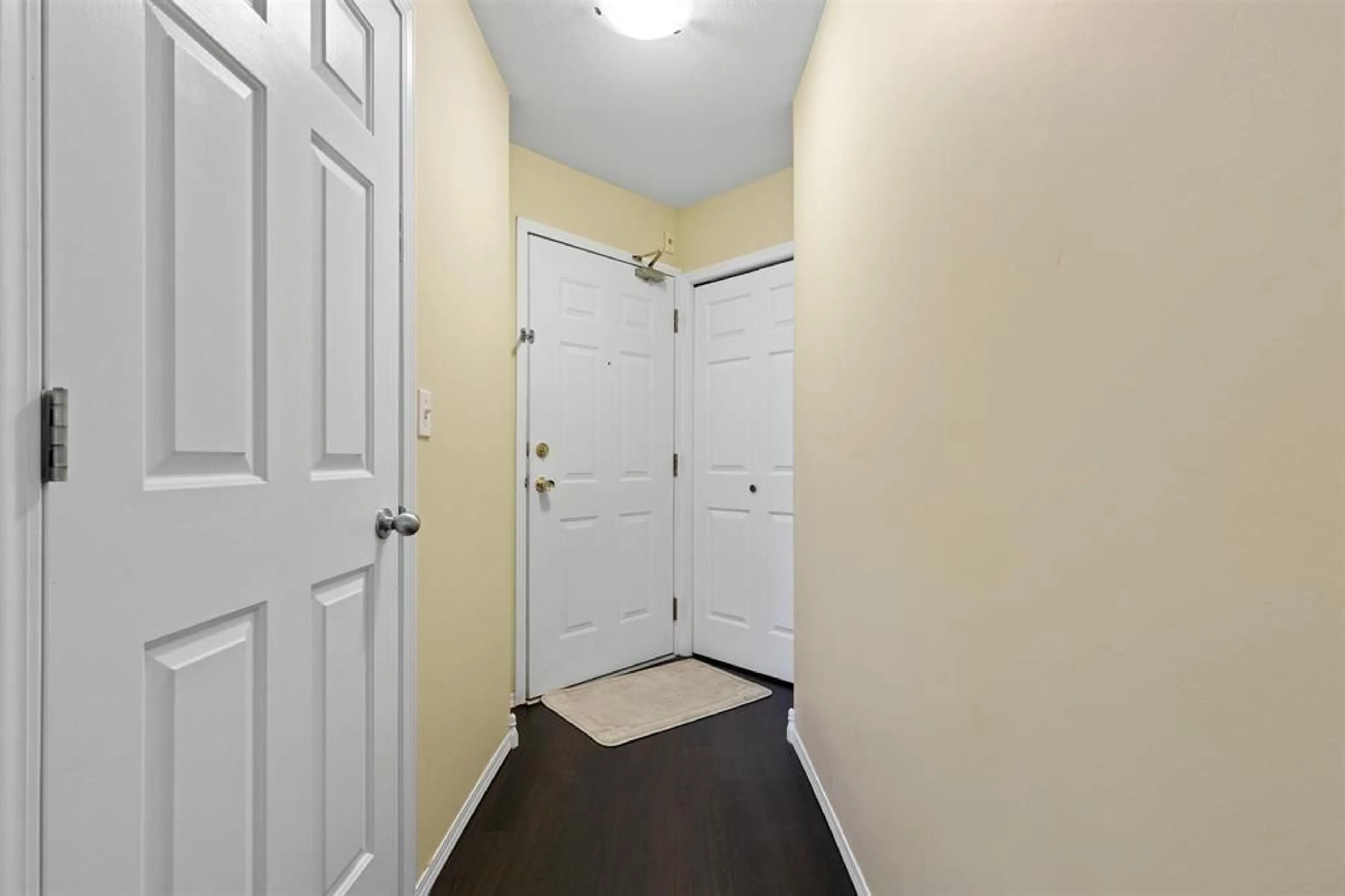 Indoor entryway for 205 - 45702 WATSON ROAD, Chilliwack British Columbia V2R3E6