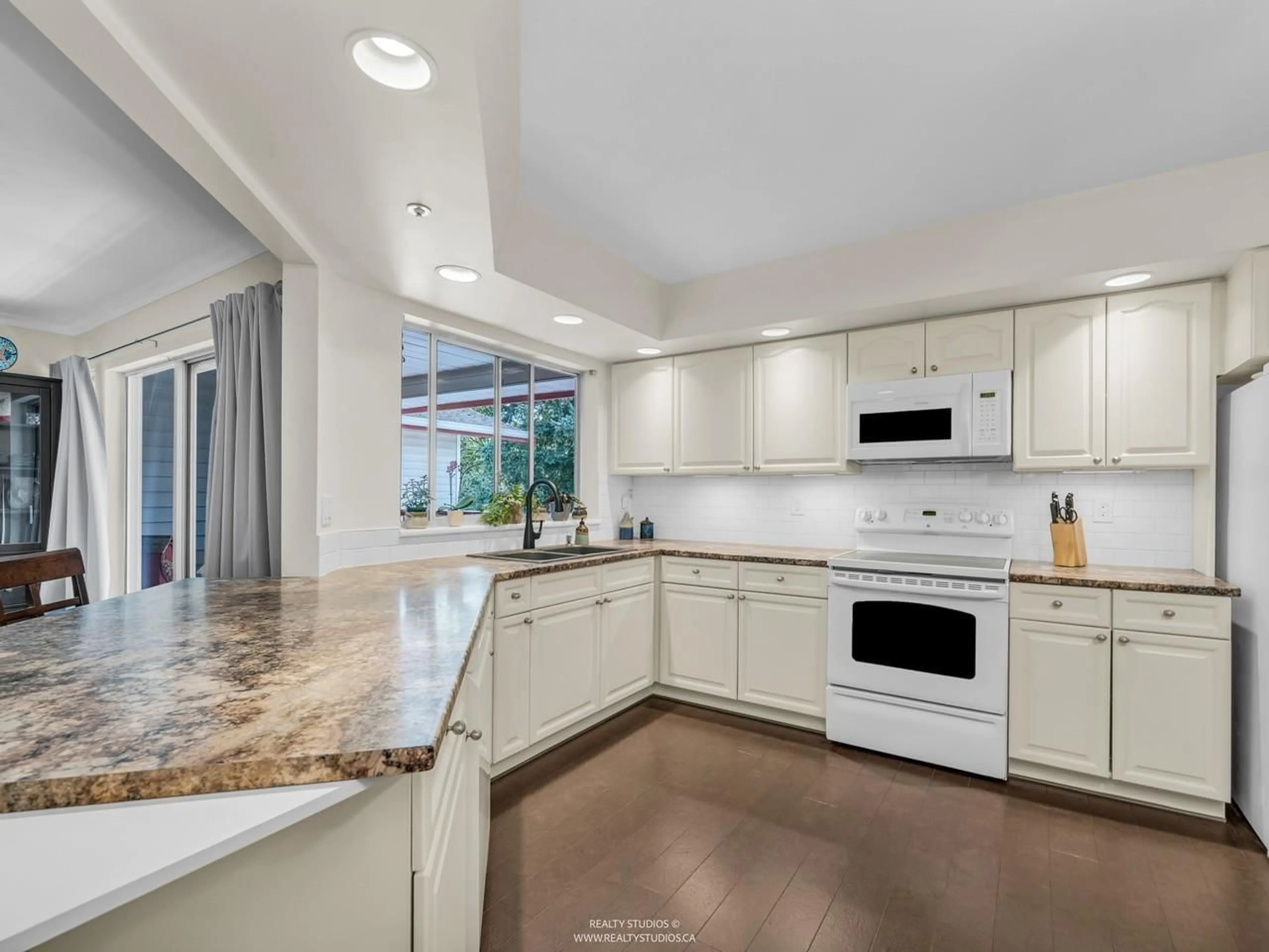 Open concept kitchen, ceramic/tile floor for 308 - 5776 200, Langley British Columbia V3A1M8