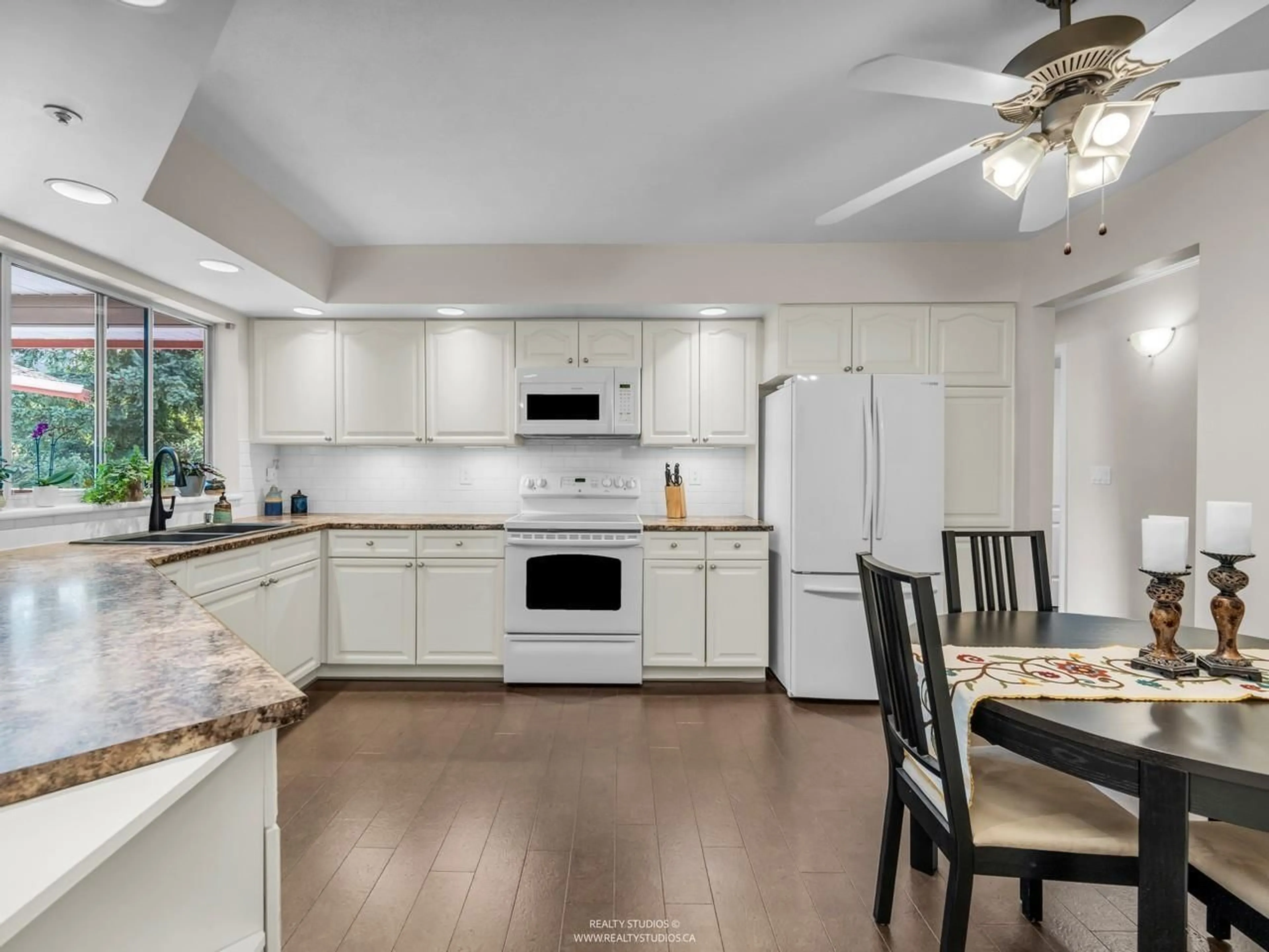 Open concept kitchen, ceramic/tile floor for 308 - 5776 200, Langley British Columbia V3A1M8