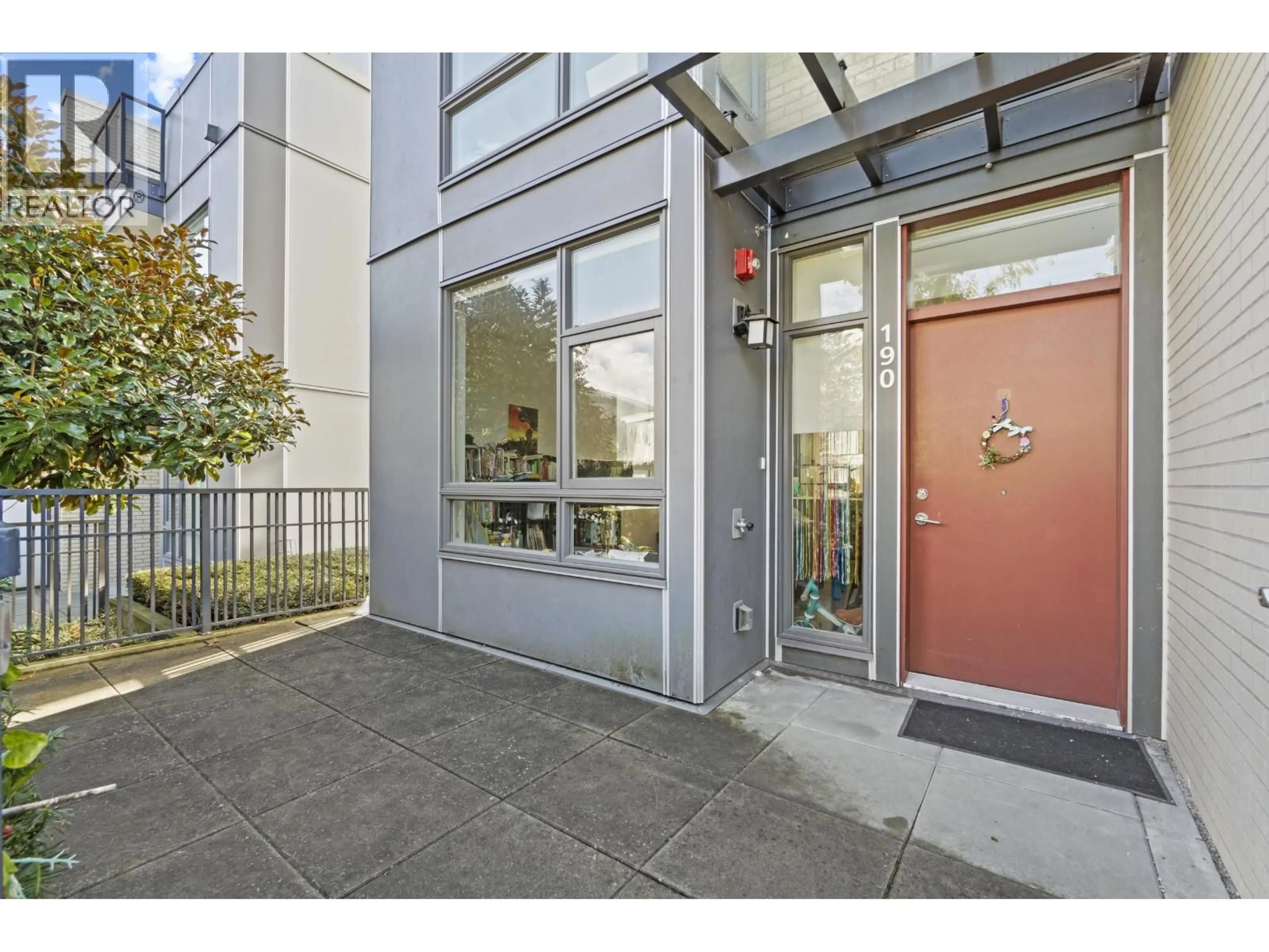 Indoor foyer for 190 63RD AVENUE, Vancouver British Columbia V5X0G6