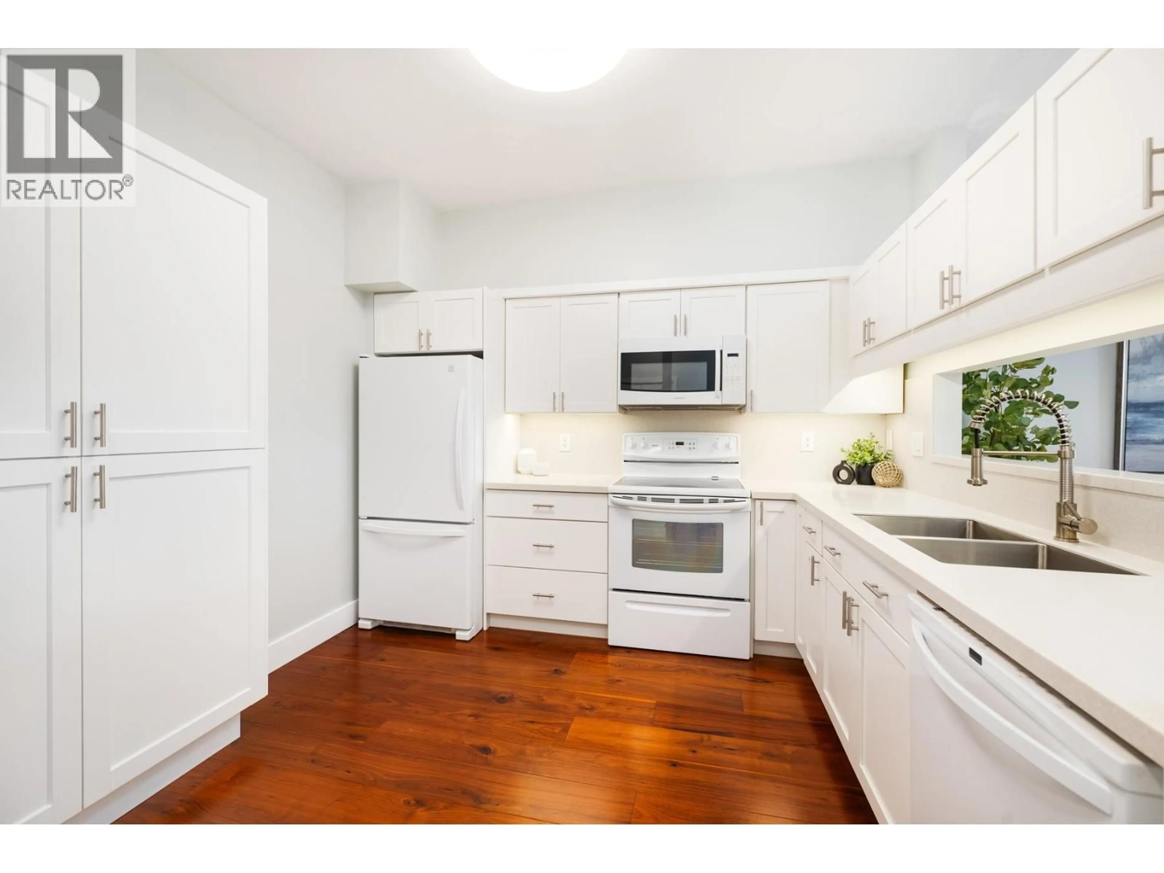 Standard kitchen, unknown for 404 - 121 29TH STREET, North Vancouver British Columbia V7N4L6