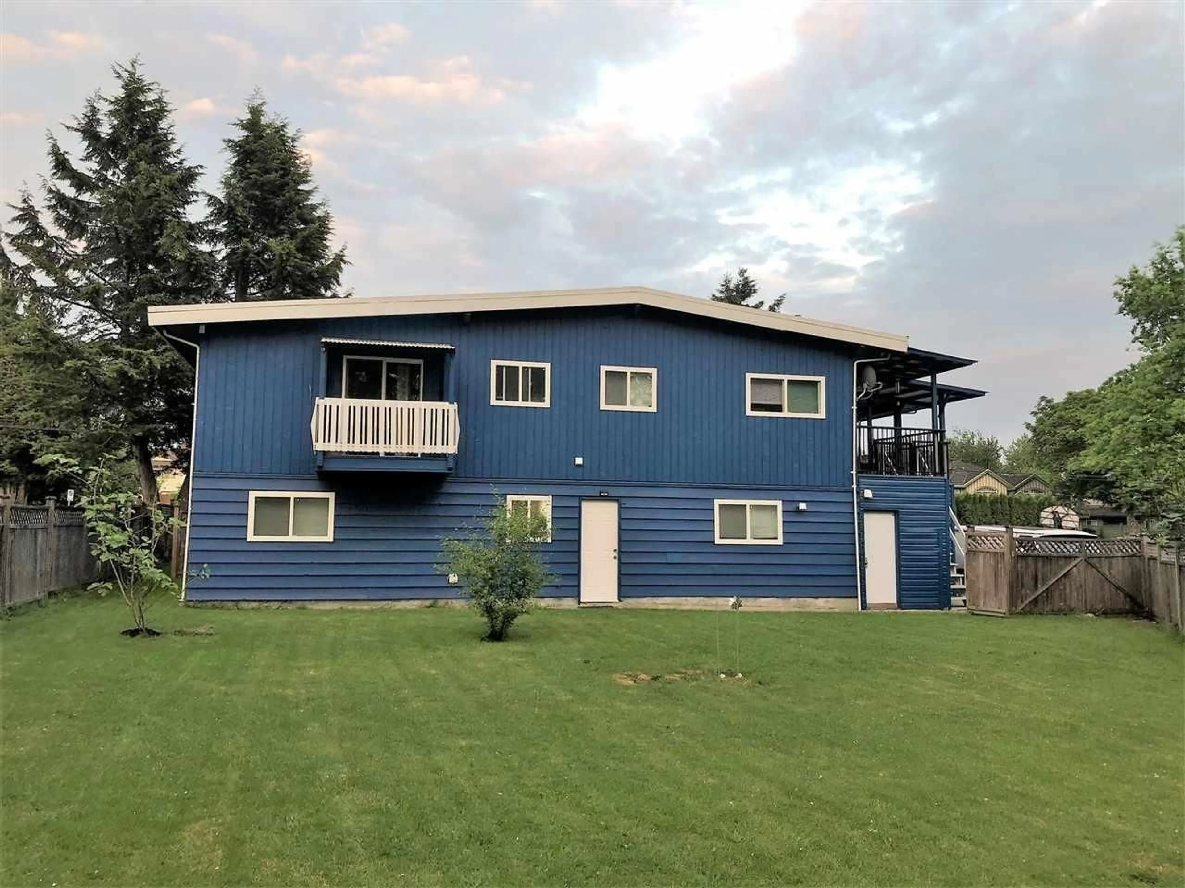 Home with vinyl exterior material, building for 8997 144, Surrey British Columbia V3V5Z6