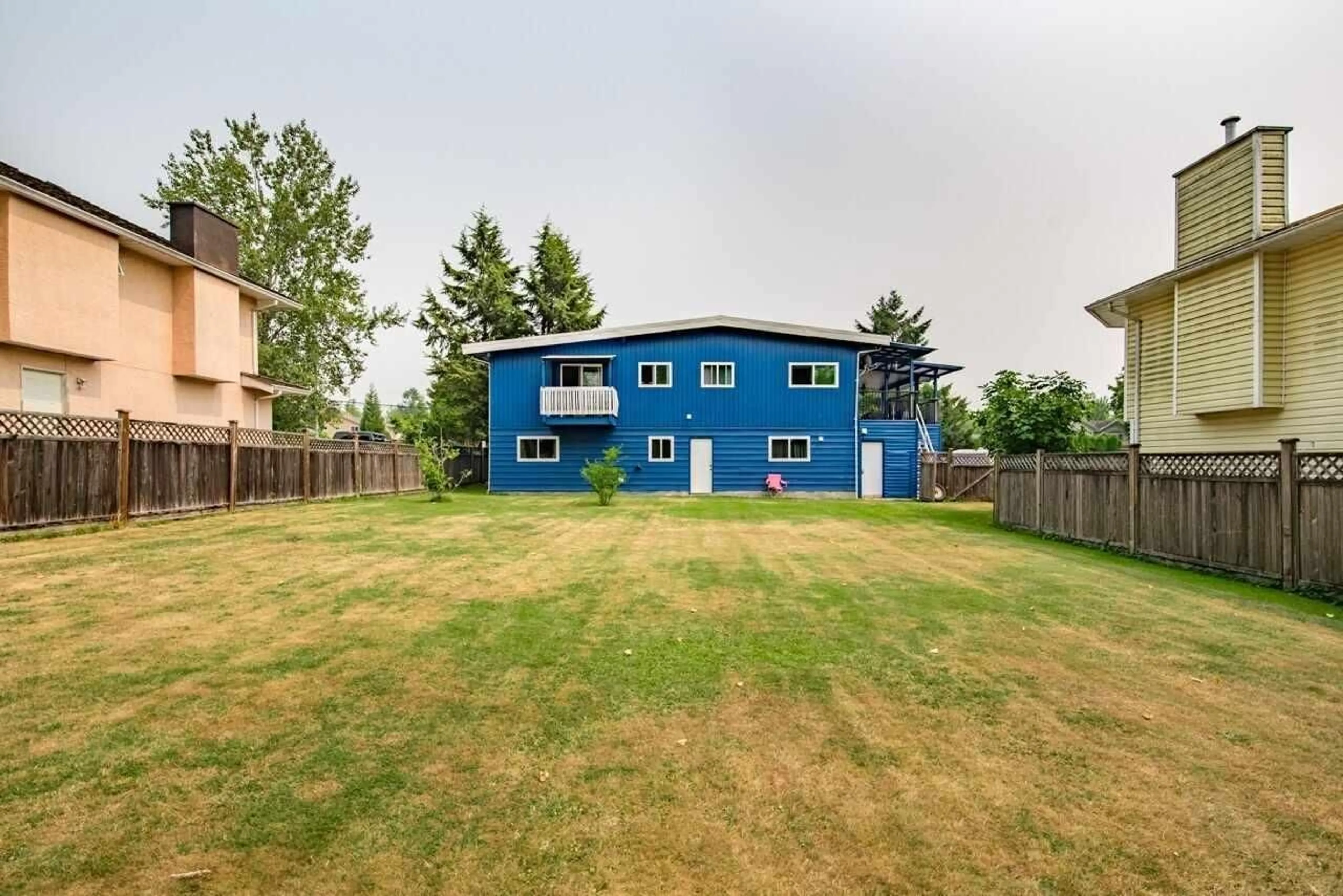 A pic from outside/outdoor area/front of a property/back of a property/a pic from drone, mountain view for 8997 144, Surrey British Columbia V3V5Z6