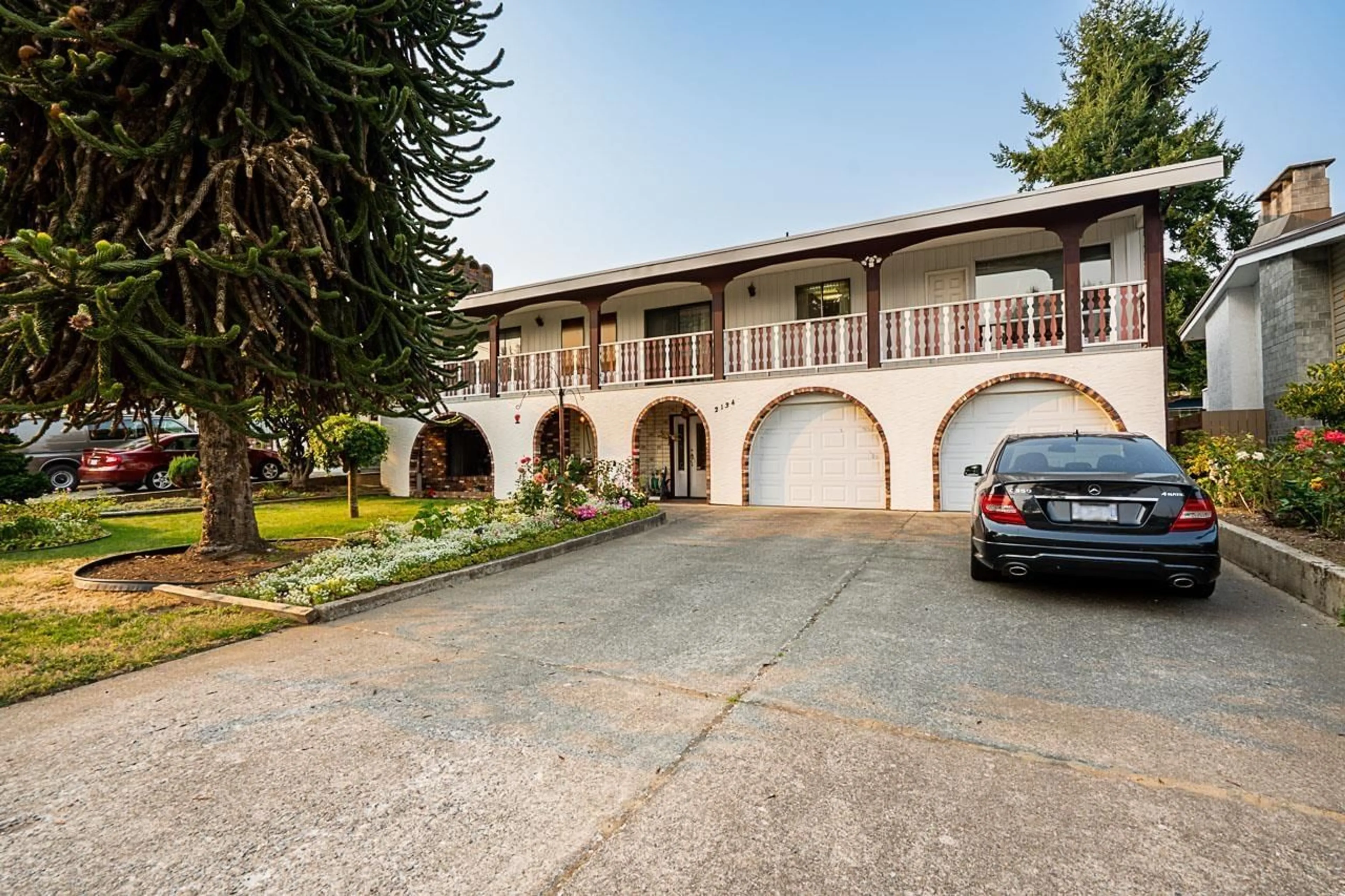 A pic from outside/outdoor area/front of a property/back of a property/a pic from drone, street for 2134 CHATEAU, Abbotsford British Columbia V2T3V1