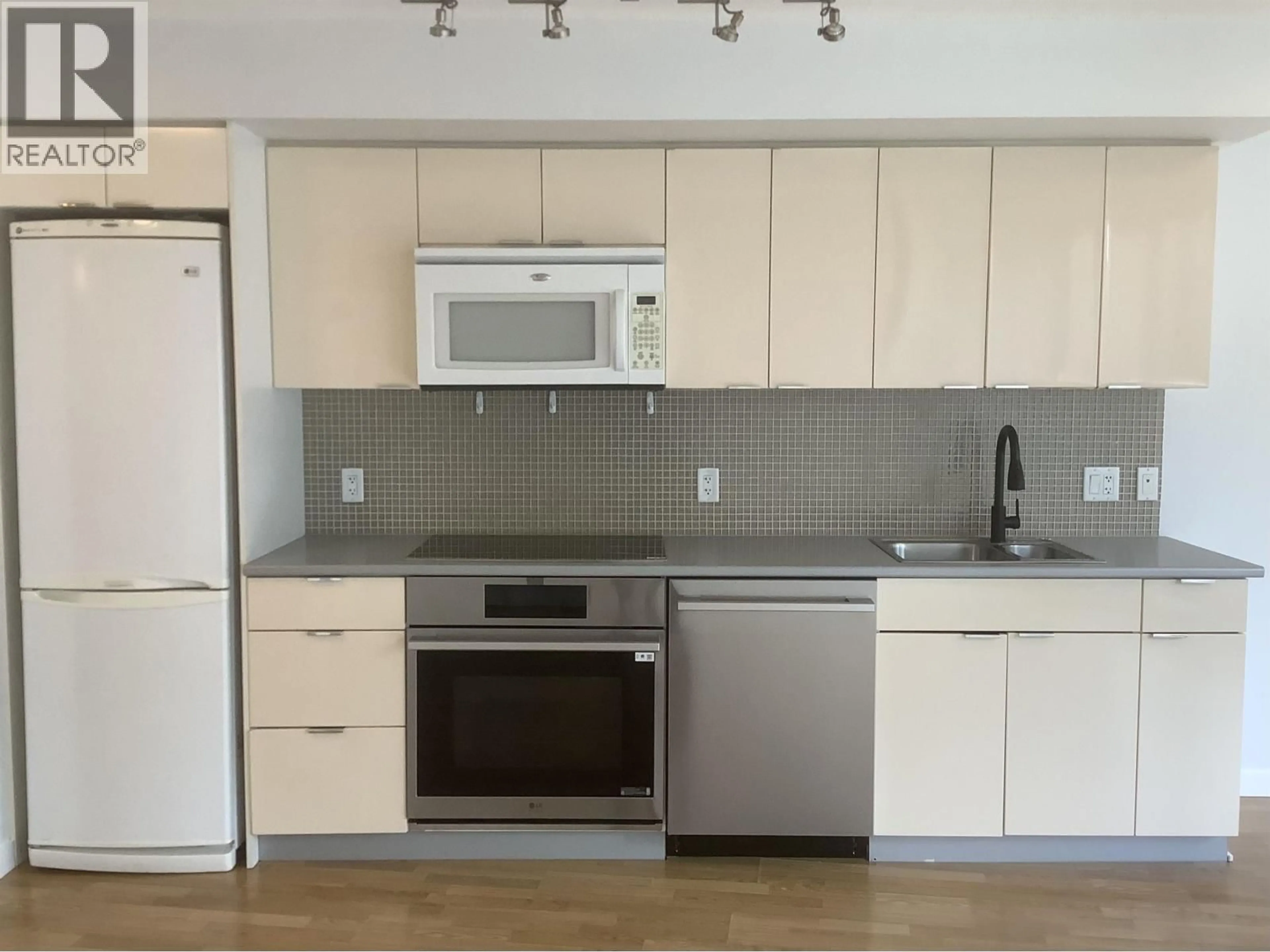 Standard kitchen, wood/laminate floor for 1108 - 233 ROBSON STREET, Vancouver British Columbia V6B0E7