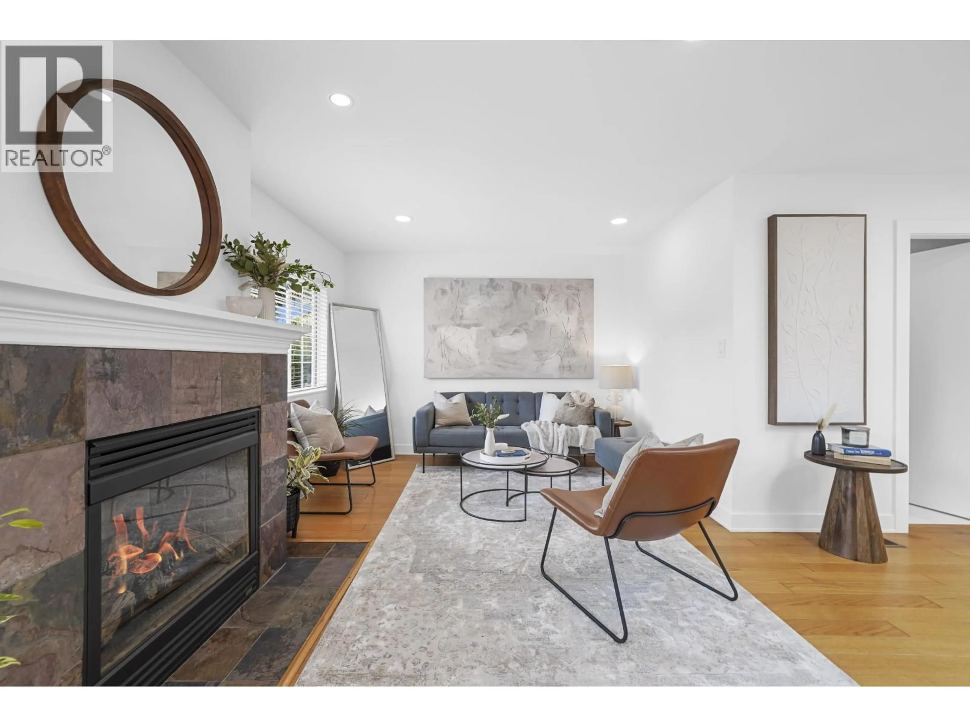 Living room with furniture, wood/laminate floor for 1412 HOPE ROAD, North Vancouver British Columbia V7P1W8