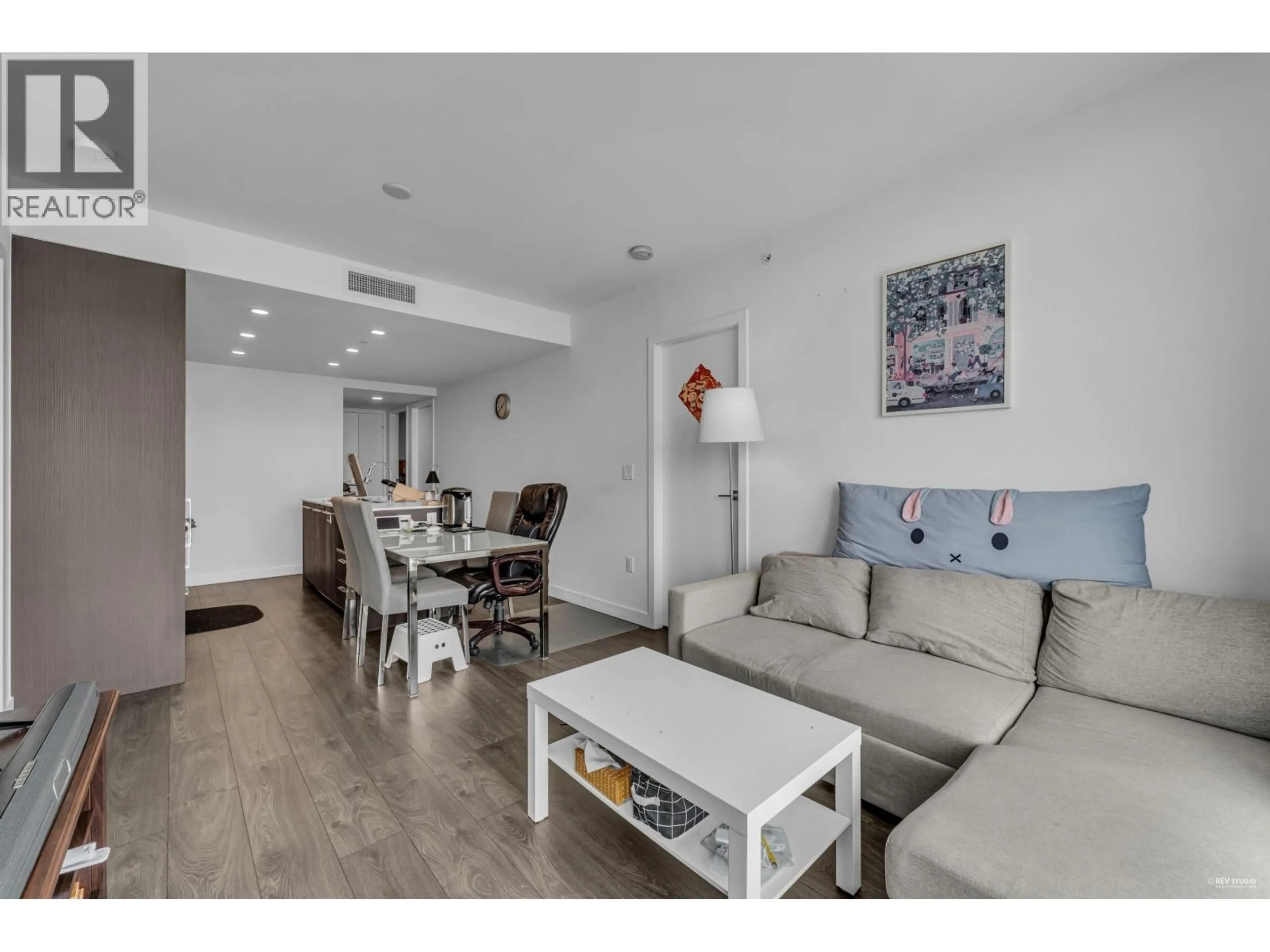 Living room with furniture, wood/laminate floor for 1501 - 5580 NO. 3 ROAD, Richmond British Columbia V6X0R8