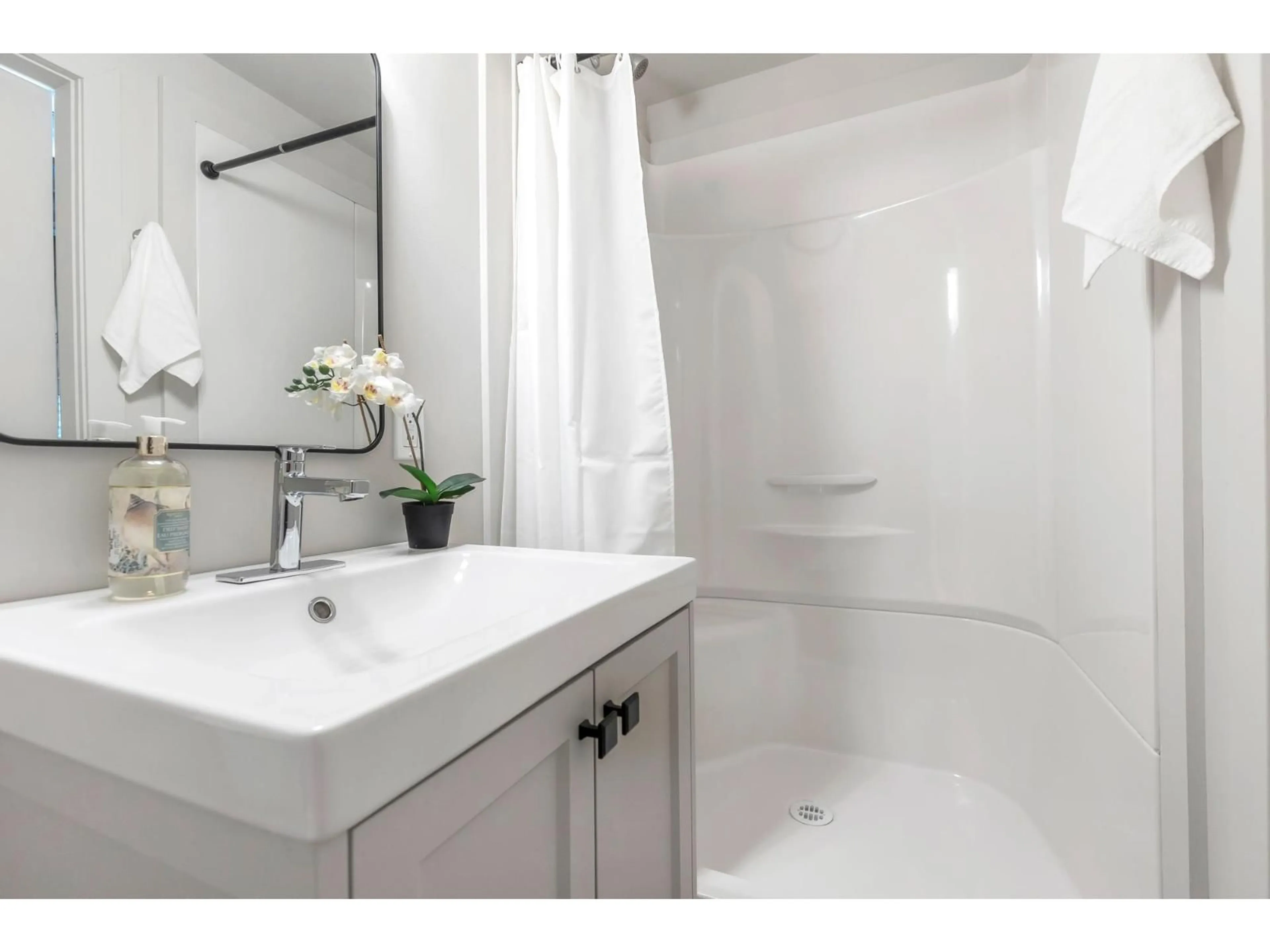 Standard bathroom, ceramic/tile floor for 7970 BURDOCK, Mission British Columbia V2V4Y1