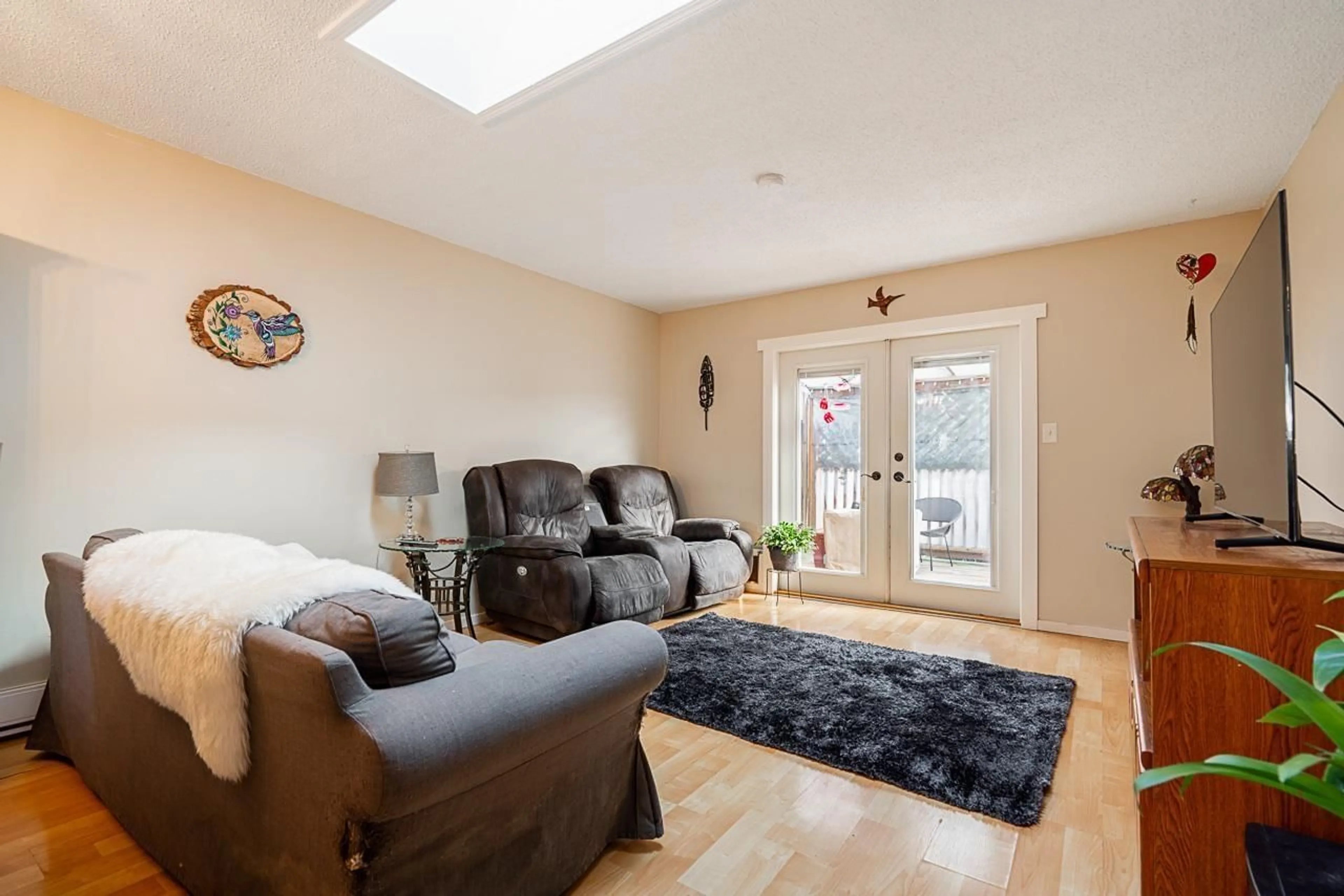 Living room with furniture, wood/laminate floor for 8038 139B STREET, Surrey British Columbia V3W6R3