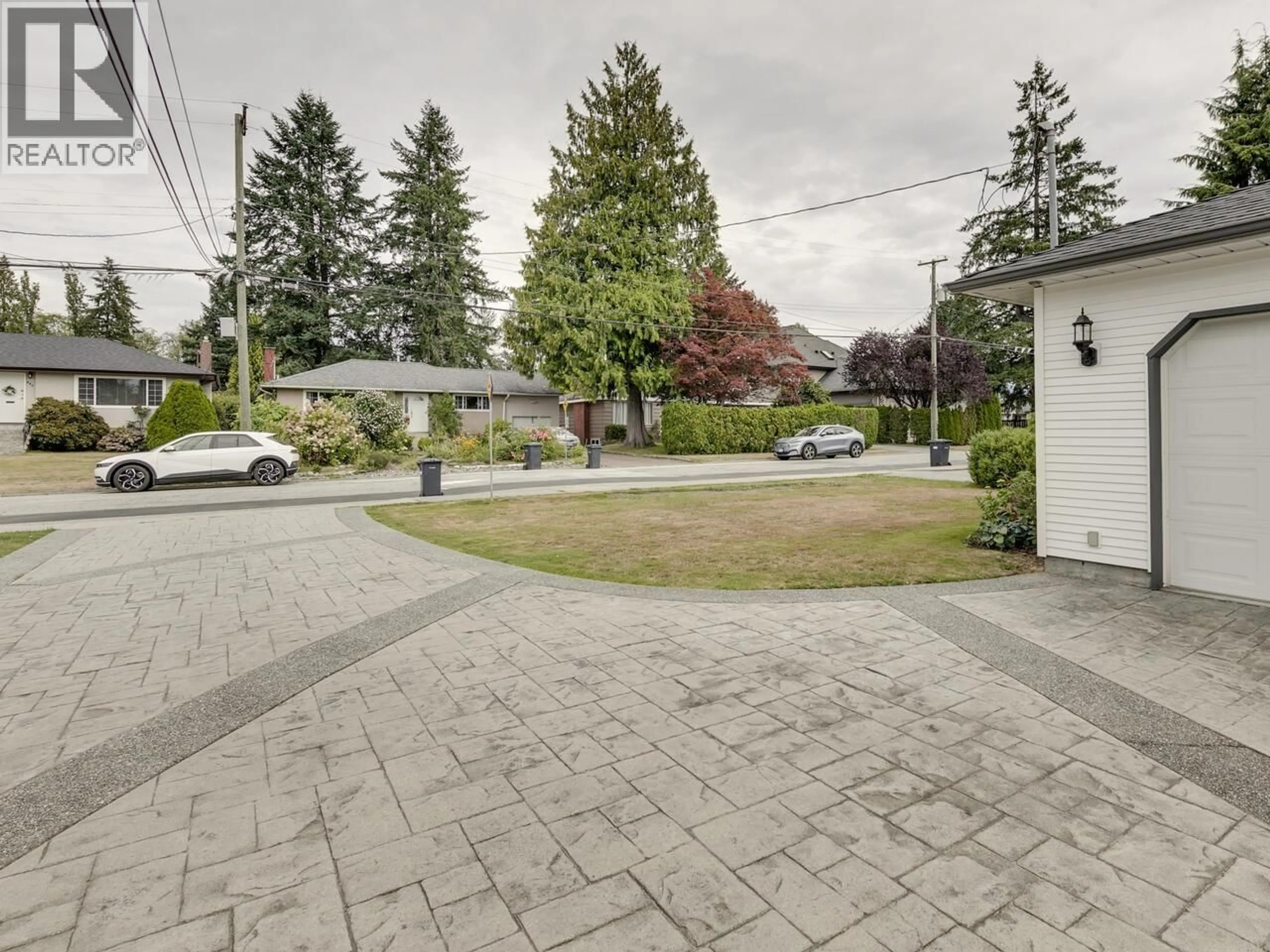 A pic from outside/outdoor area/front of a property/back of a property/a pic from drone, street for 443 GLENCOE DRIVE, Port Moody British Columbia V3H1G3