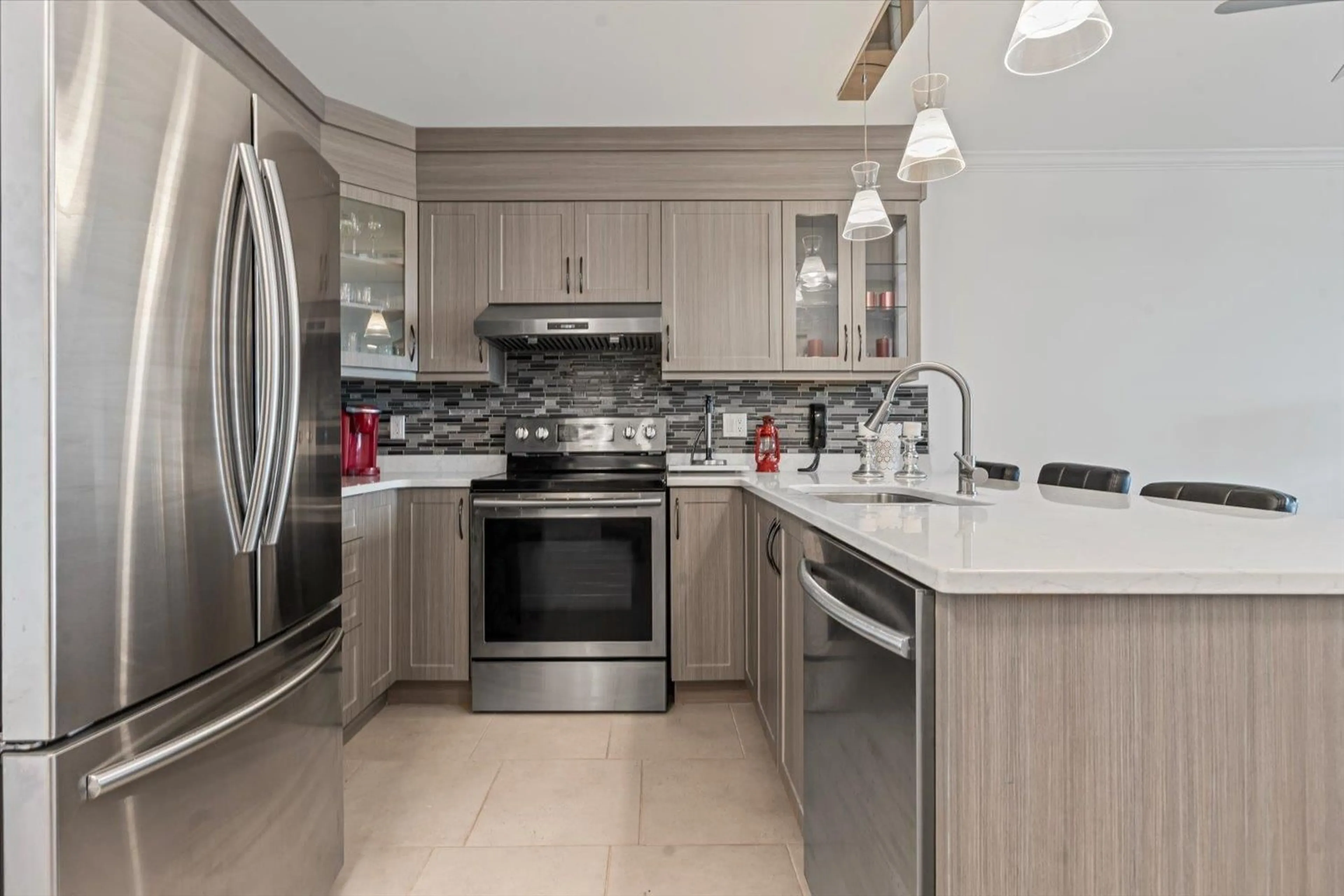 Contemporary kitchen, unknown for 316 - 378 ESPLANADE AVENUE, Harrison Hot Springs British Columbia V0M1A3