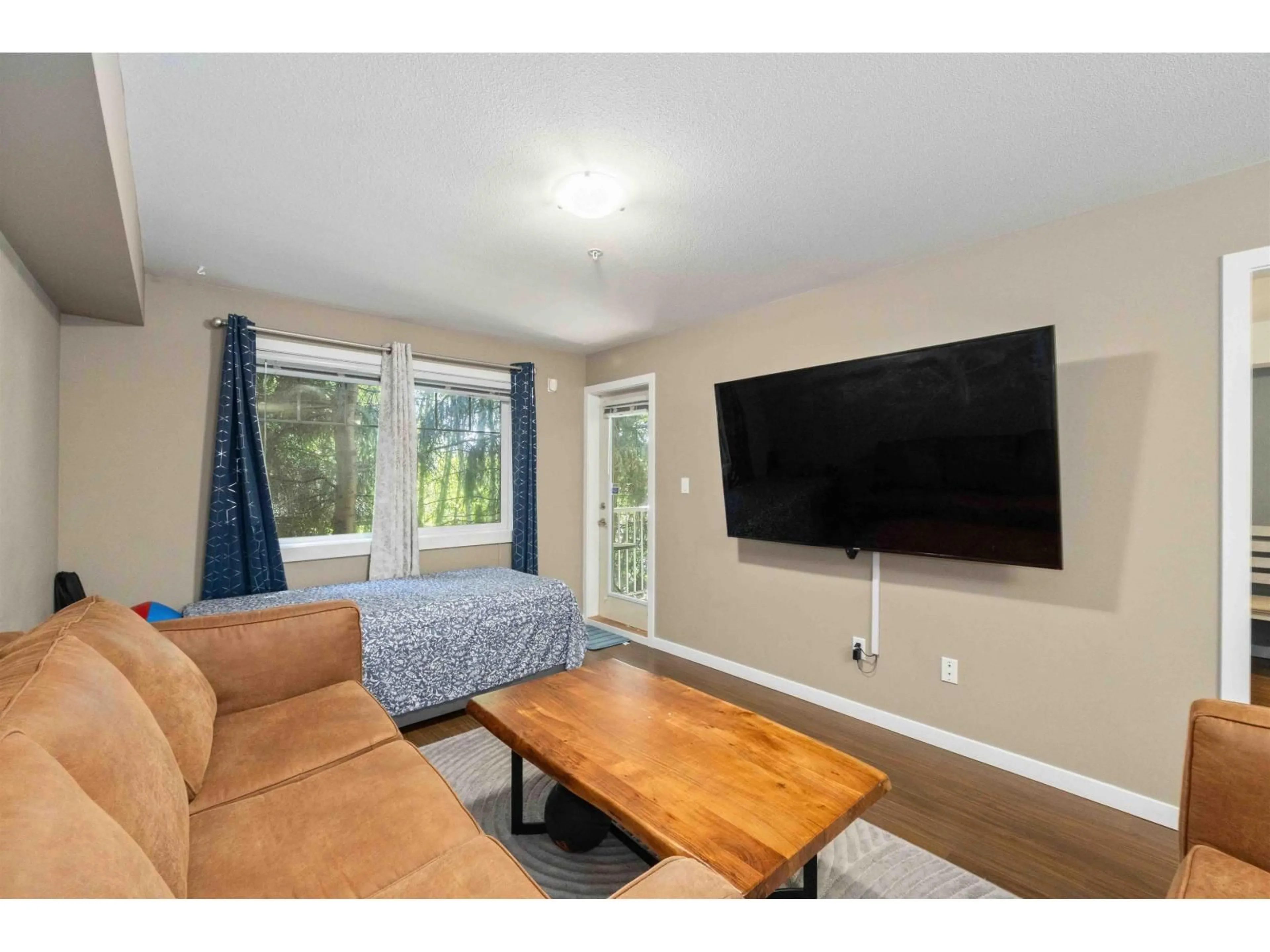 Living room with furniture, wood/laminate floor for 101 - 33960 OLD YALE, Abbotsford British Columbia V2S2J9
