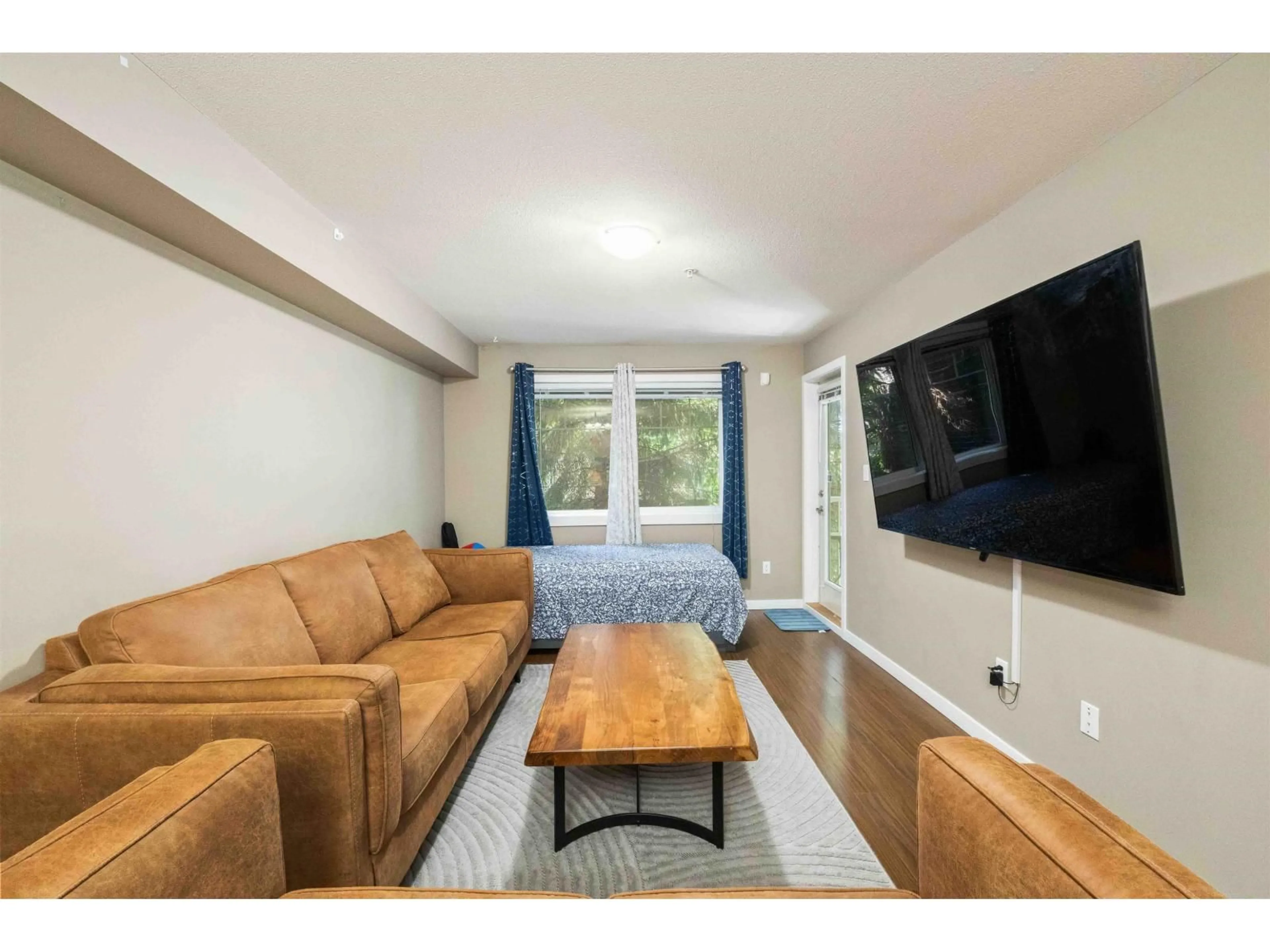 Living room with furniture, wood/laminate floor for 101 - 33960 OLD YALE, Abbotsford British Columbia V2S2J9