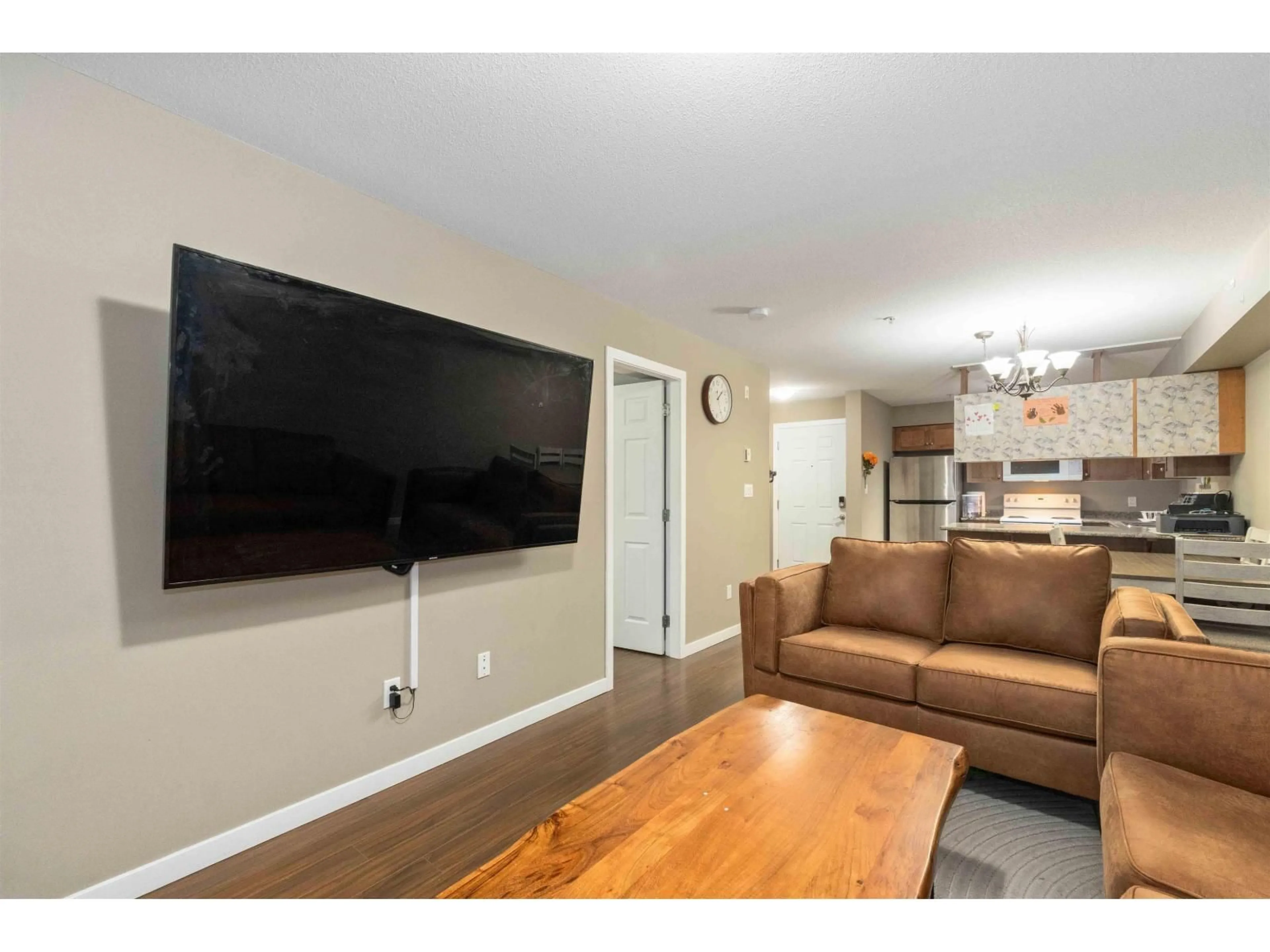 Living room with furniture, wood/laminate floor for 101 - 33960 OLD YALE, Abbotsford British Columbia V2S2J9