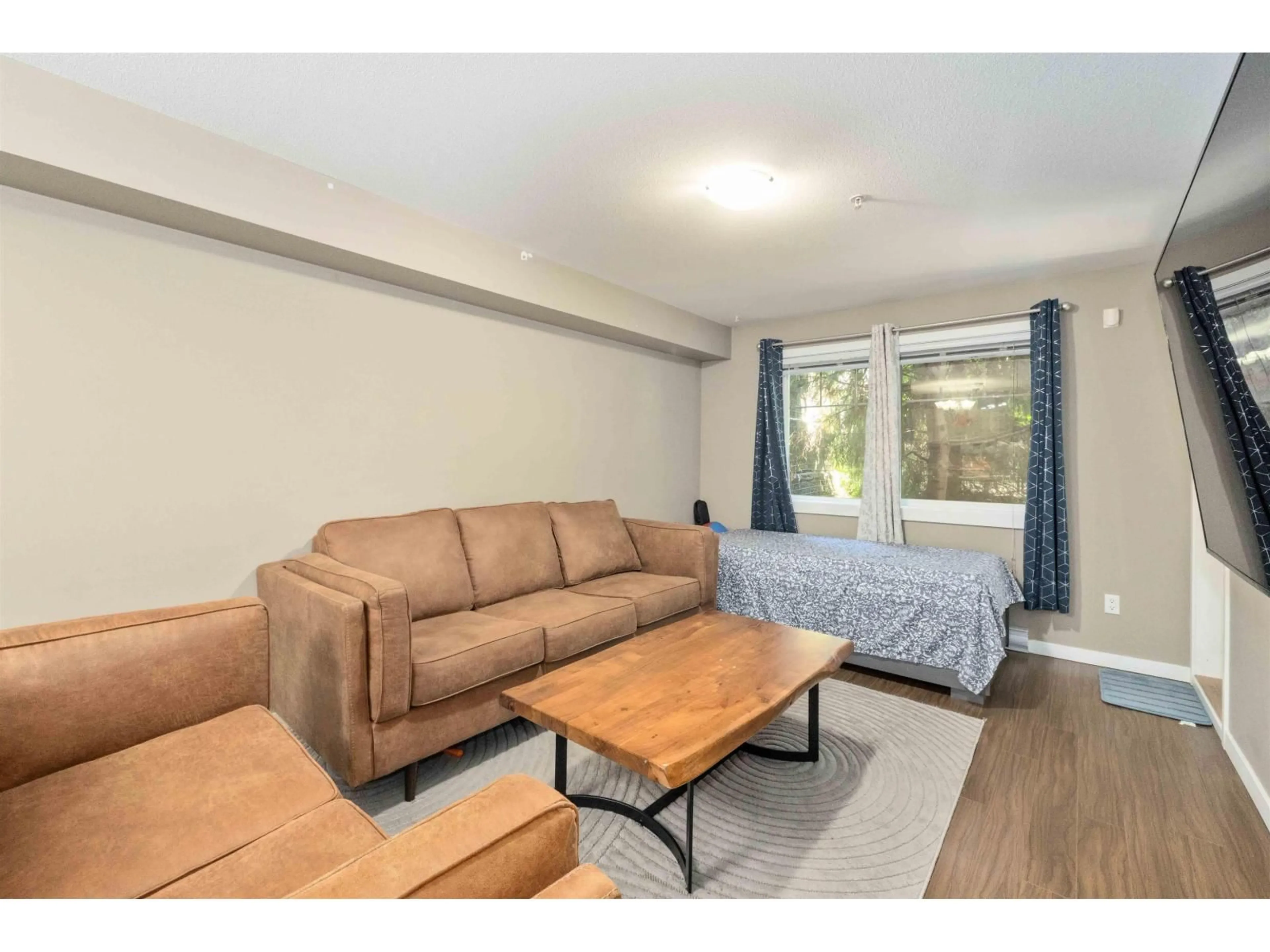 Living room with furniture, wood/laminate floor for 101 - 33960 OLD YALE, Abbotsford British Columbia V2S2J9