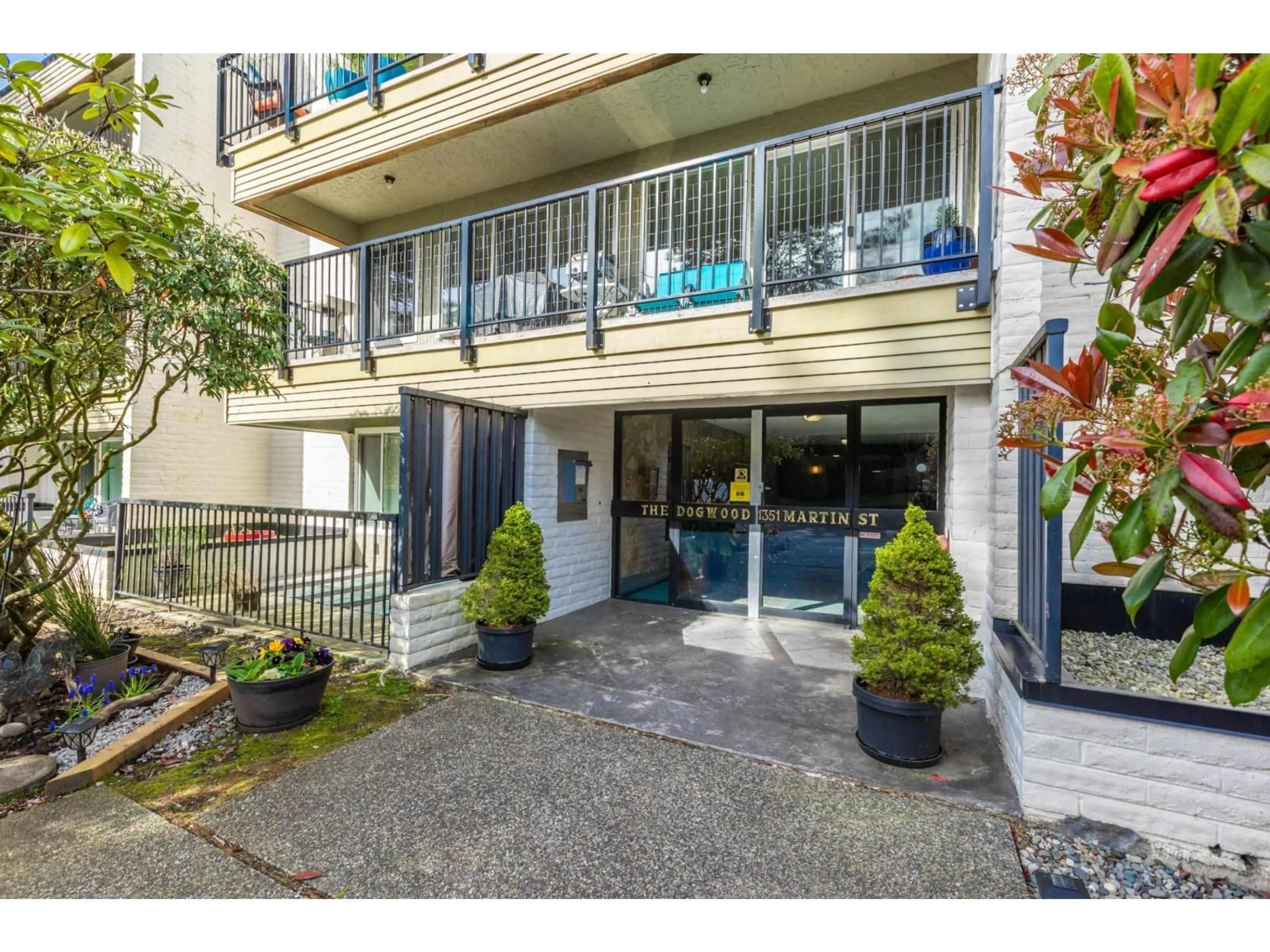 Indoor foyer for #304 - 1351 MARTIN, White Rock British Columbia V4B3W6