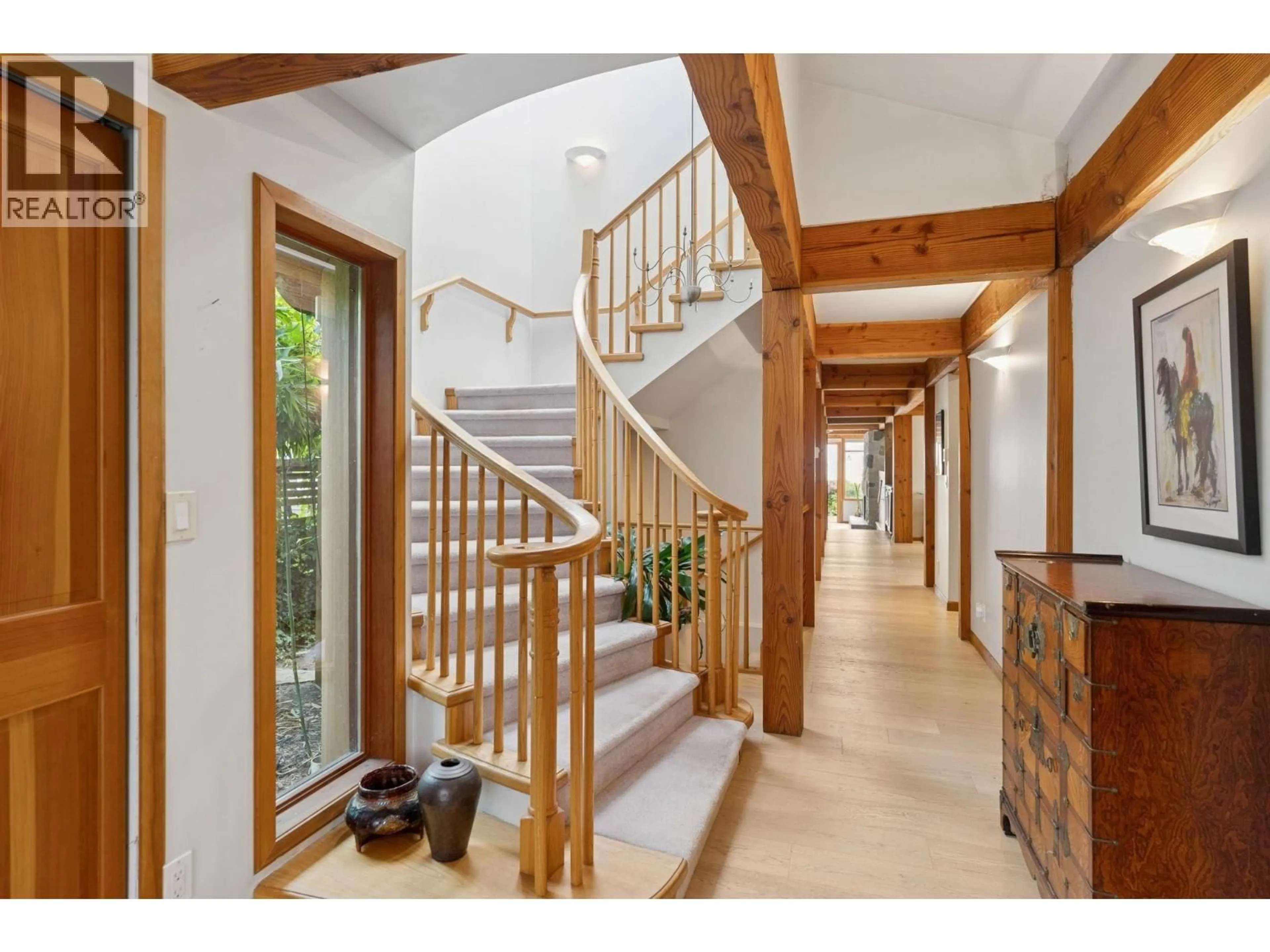 Indoor foyer for 2342 BELLEVUE AVENUE, West Vancouver British Columbia V7V1C8