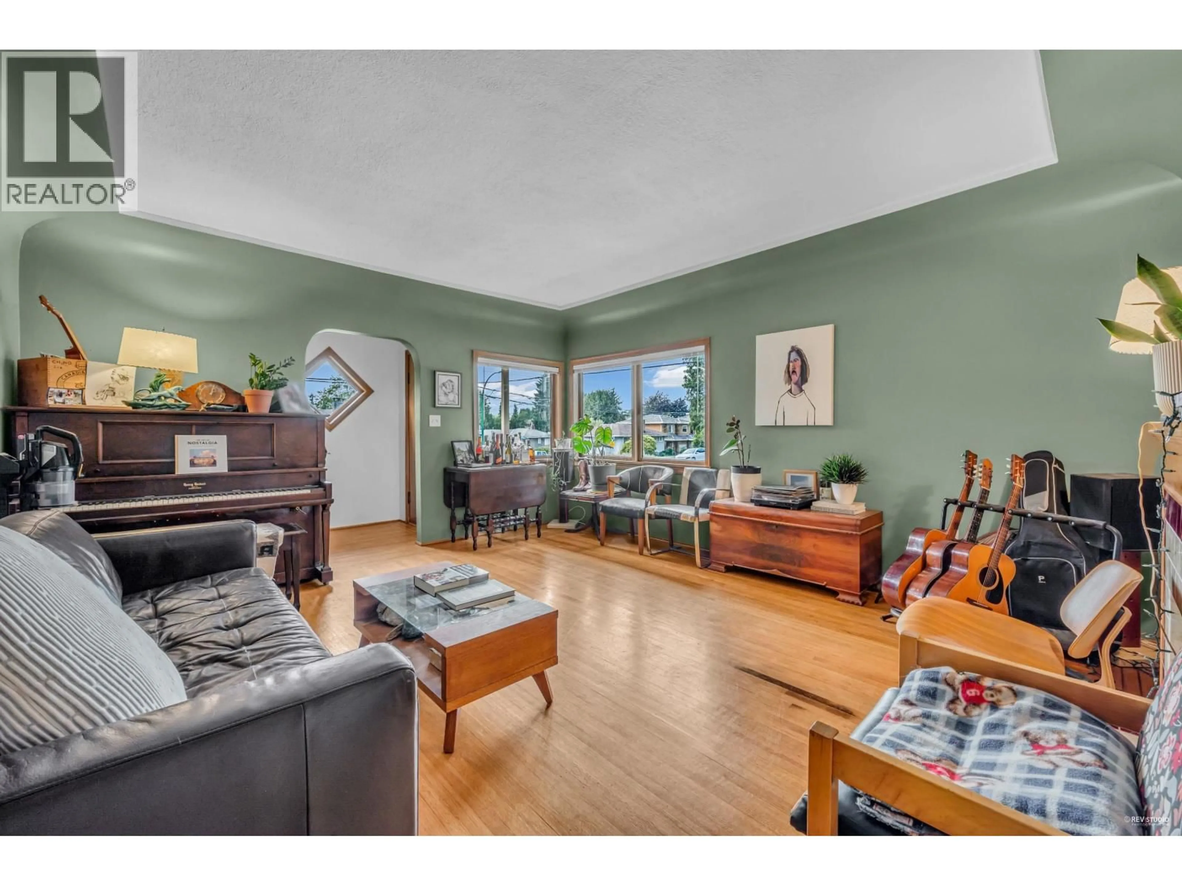 Living room with furniture, unknown for 5514 SMITH AVENUE, Burnaby British Columbia V5H2K8