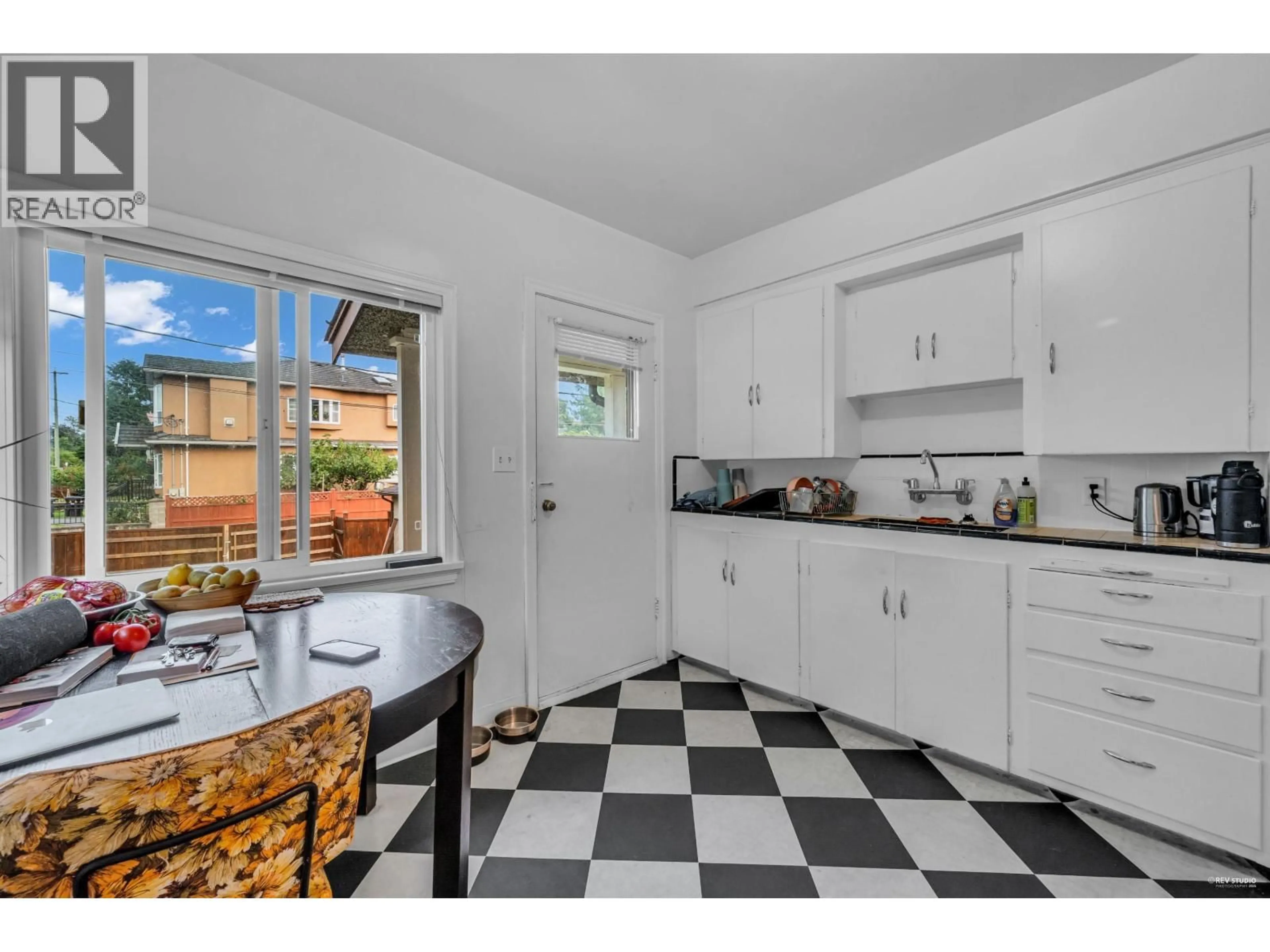 Standard kitchen, ceramic/tile floor for 5514 SMITH AVENUE, Burnaby British Columbia V5H2K8