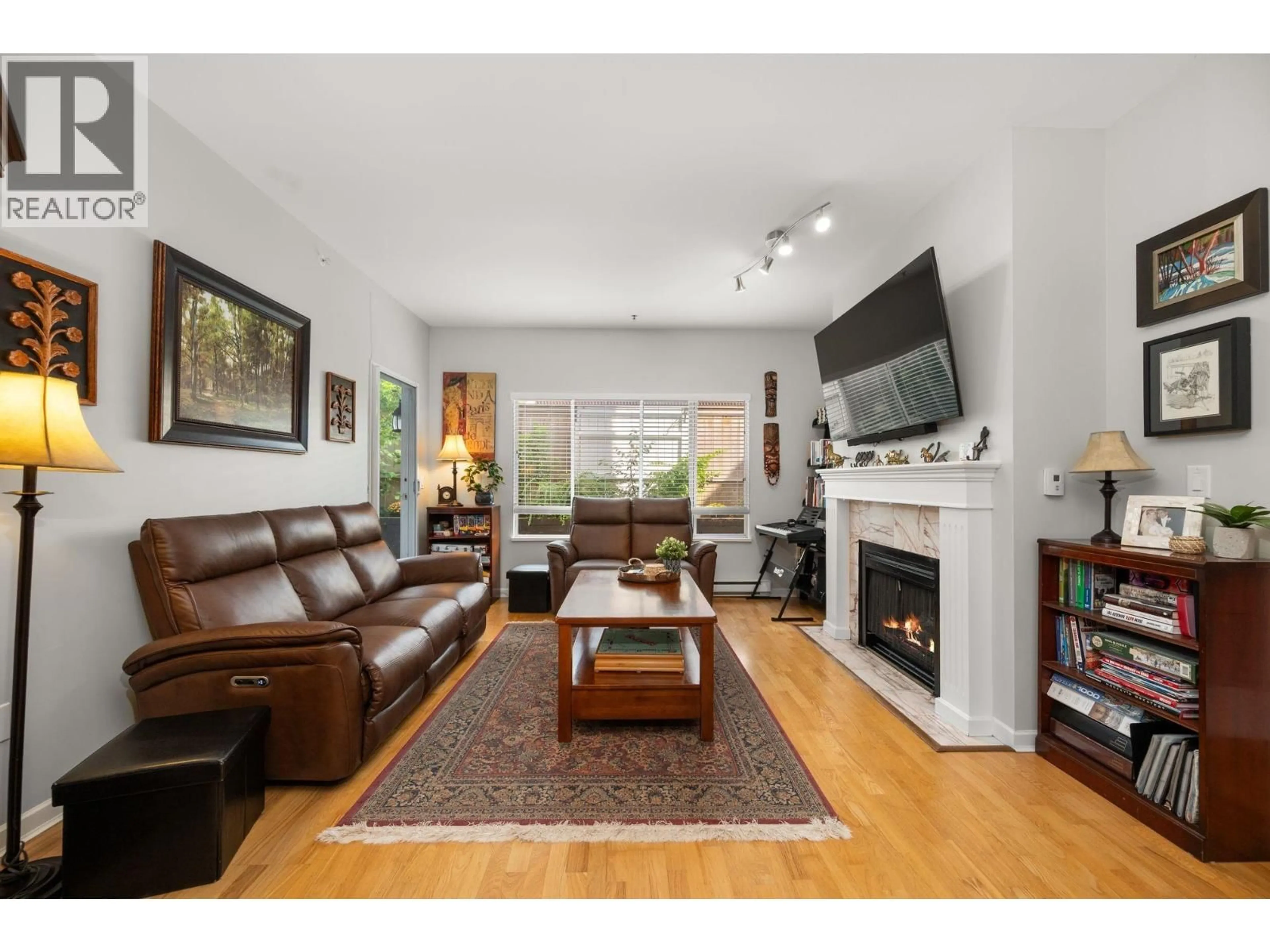 Living room with furniture, wood/laminate floor for 103 - 1153 54A STREET, Delta British Columbia V4M4E4