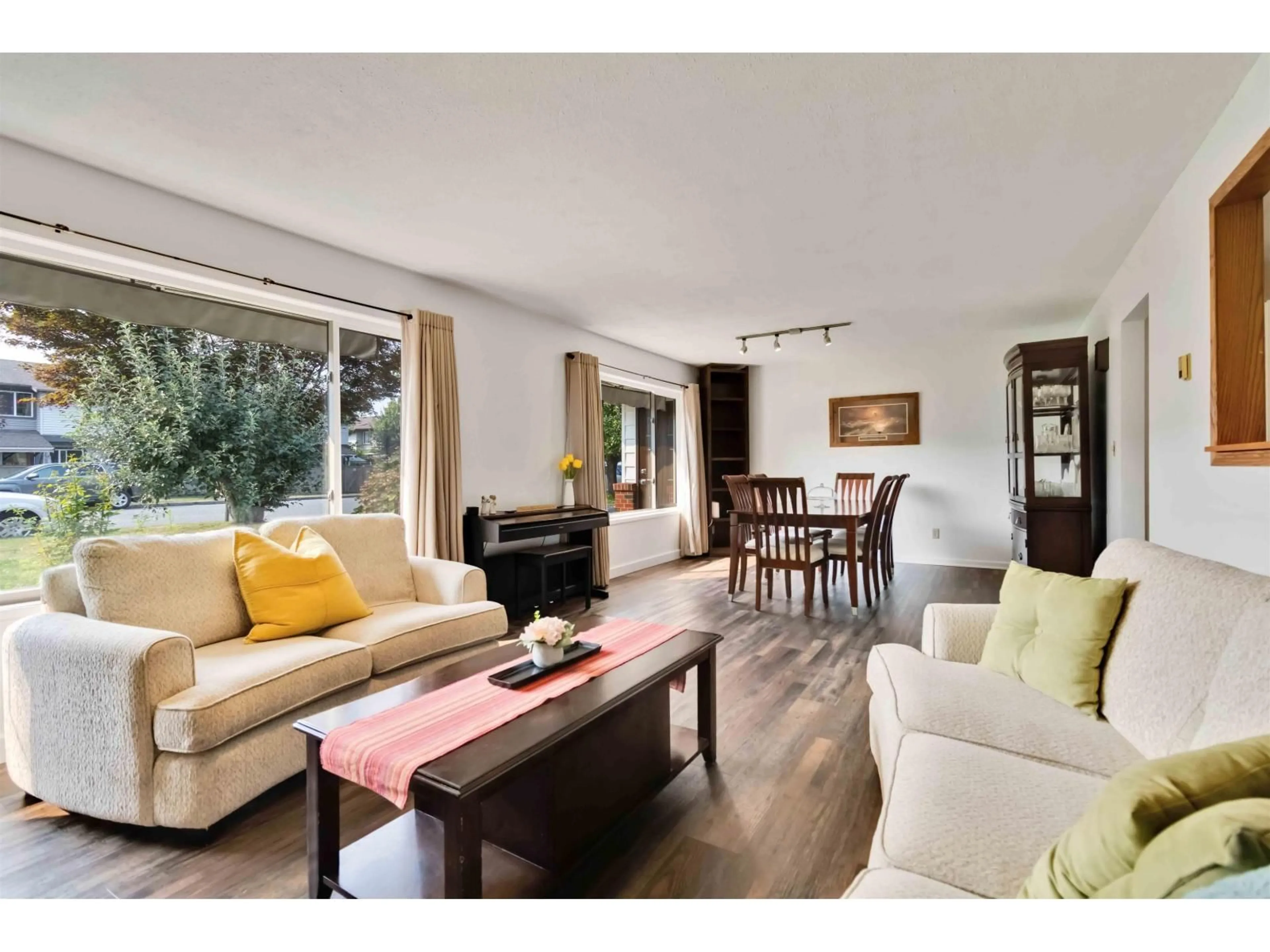 Living room with furniture, wood/laminate floor for 9220 COOTE STREET, Chilliwack British Columbia V2P6B5