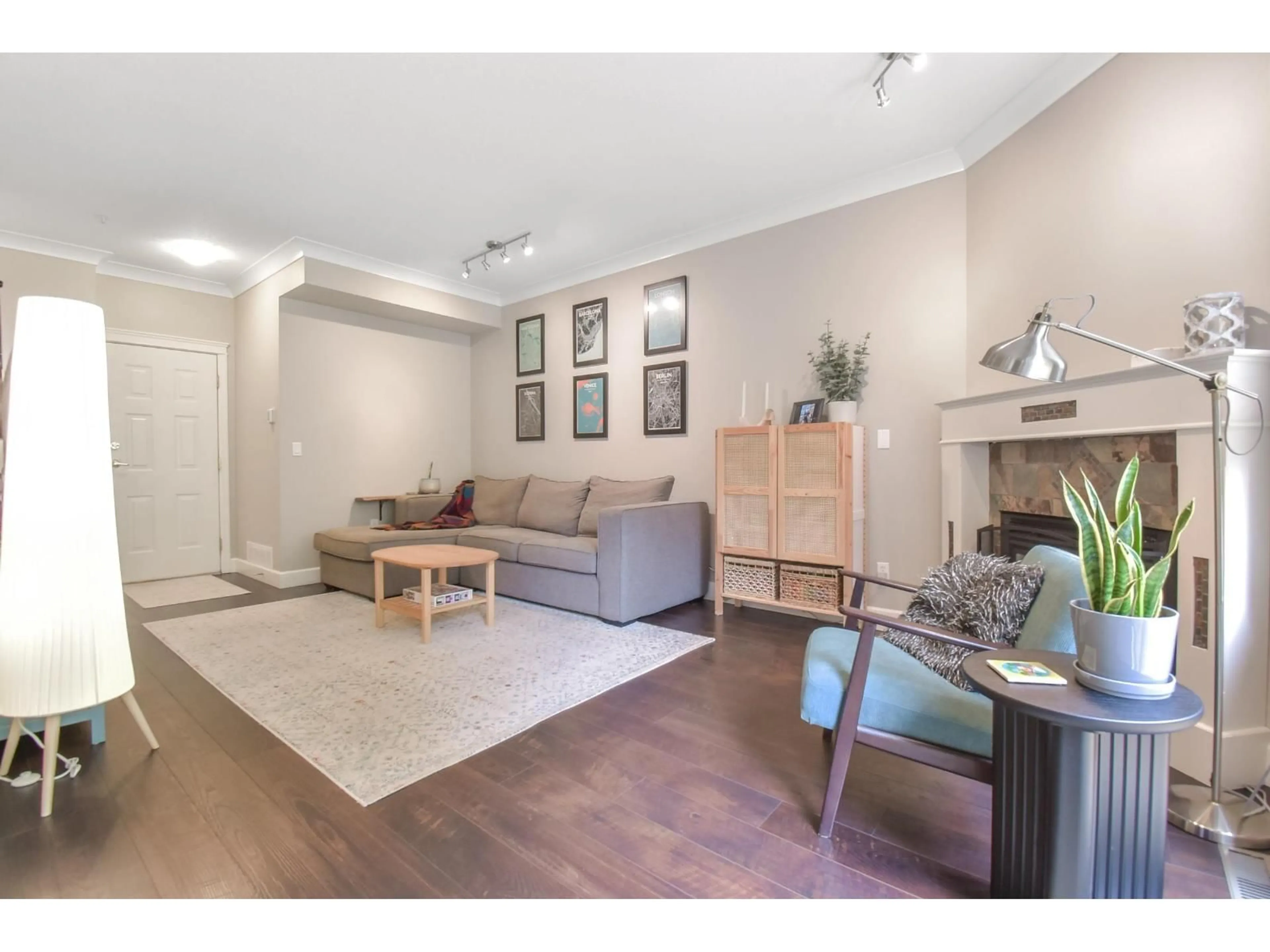 Living room with furniture, wood/laminate floor for 70 - 20881 87, Langley British Columbia V1M3X1