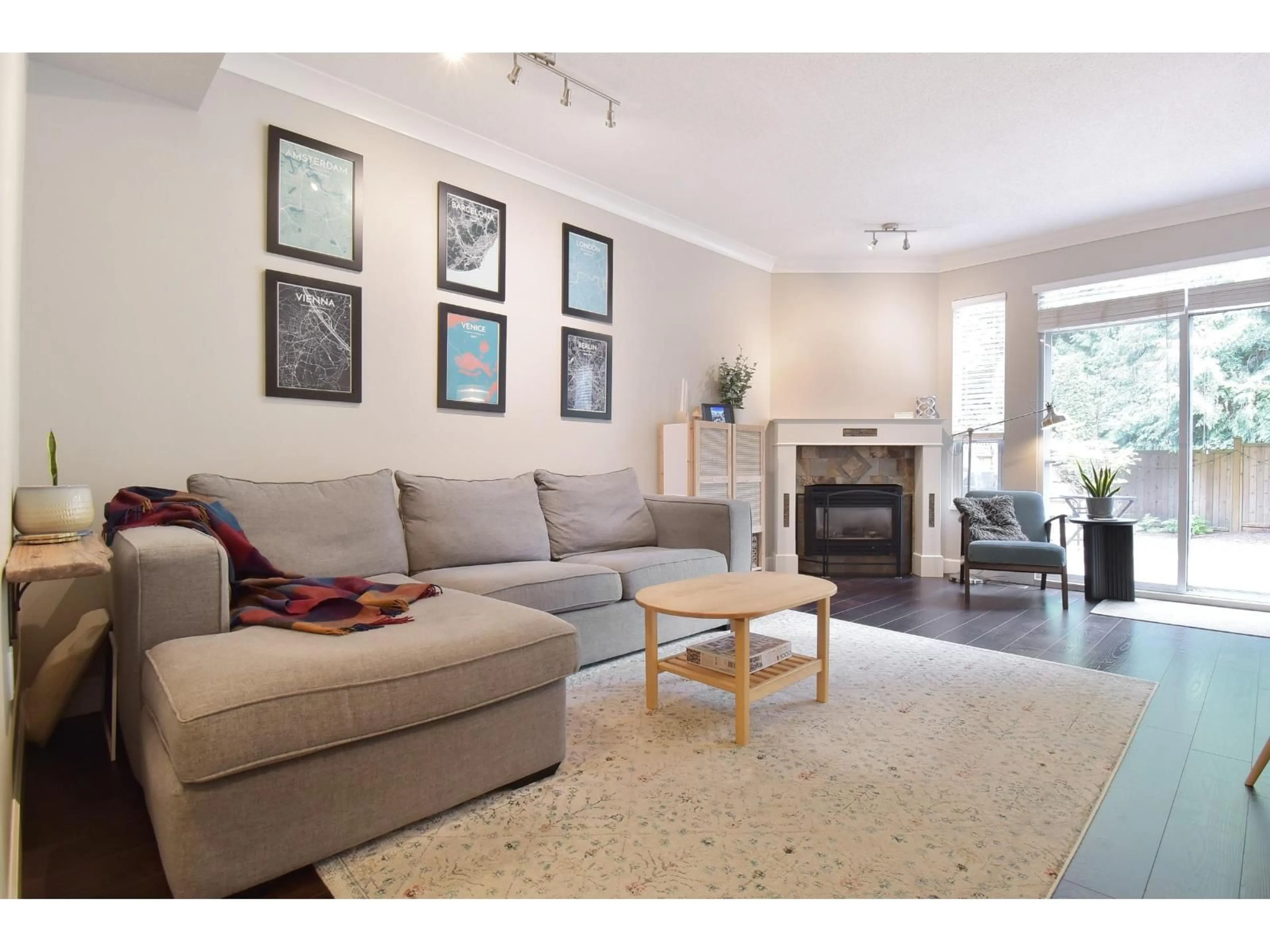 Living room with furniture, wood/laminate floor for 70 - 20881 87, Langley British Columbia V1M3X1